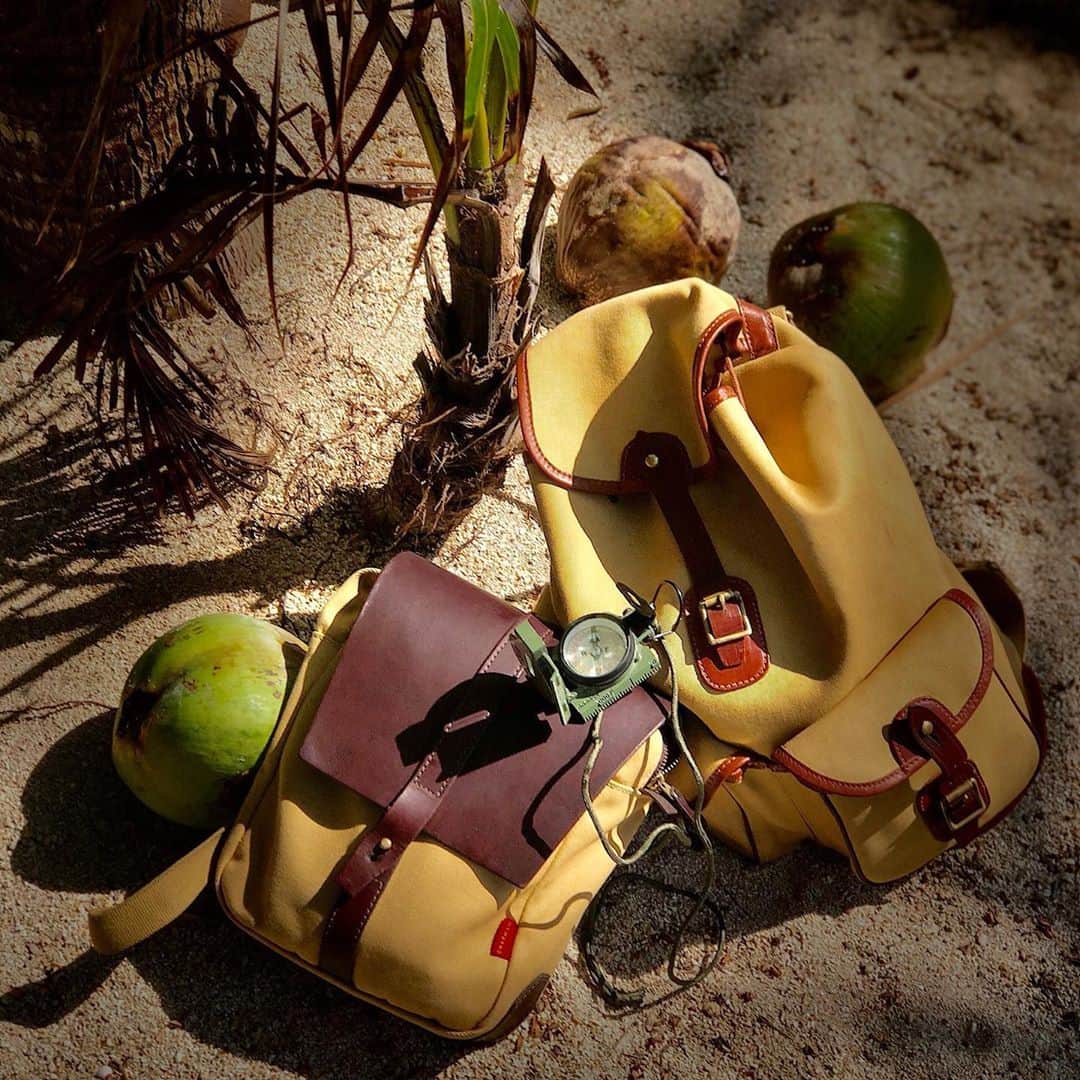 ジョンチャップマンのインスタグラム：「Can’t think of, any better #desert #island essentials. Thank you Howard for this great #image! #desertisland #chapmanbags #madeinuk」