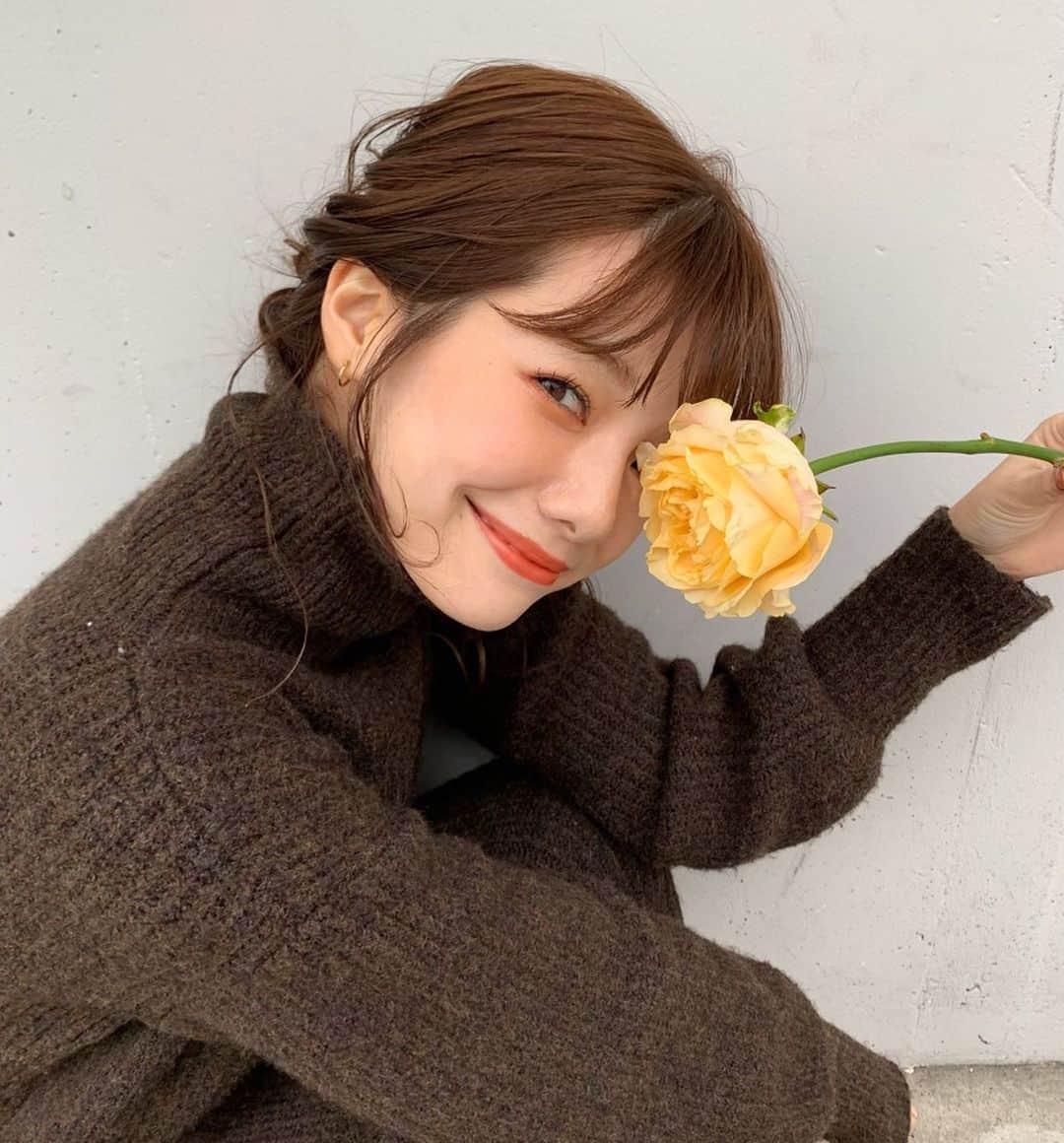 西谷菜々のインスタグラム：「.﻿ フェイスラインまですっぽりハイネックワンピース🍁﻿ 袖口きゅっなところも、後ろのざっくりスリットも可愛くて﻿ 女性らしさが詰まったお気に入りアイテム💋﻿ すずは本当に天才だ、、🥺﻿ .﻿ 公式サイトでは人気アイテムが続々と再入荷してるので﻿ 要チェックですよー🌸﻿ @louren__official  #louren #louren_2019aw」