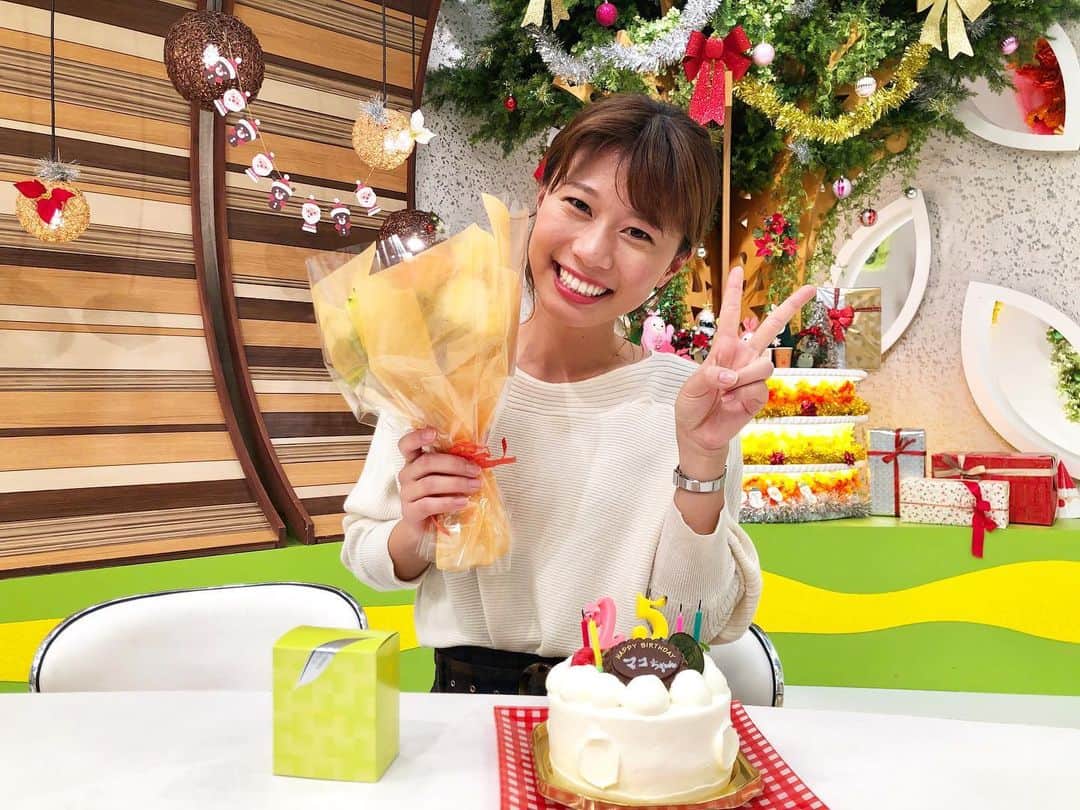 のインスタグラム：「. 25歳になりました！！🎖 . (先日の話です🤶⭐️) . 仕事終わって帰ろうとしたら、 みんながお祝いしてくれたんです☺️💓 . まさかすぎて！ びっくりして！！ 涙ぽろぽろ出ました😂🎊 . 何歳になってもお祝いは嬉しいものですね❤️❤️❤️ . . #誕生日#25歳#お祝い#サプライズ#石川テレビ#アナウンサー#河谷麻瑚」