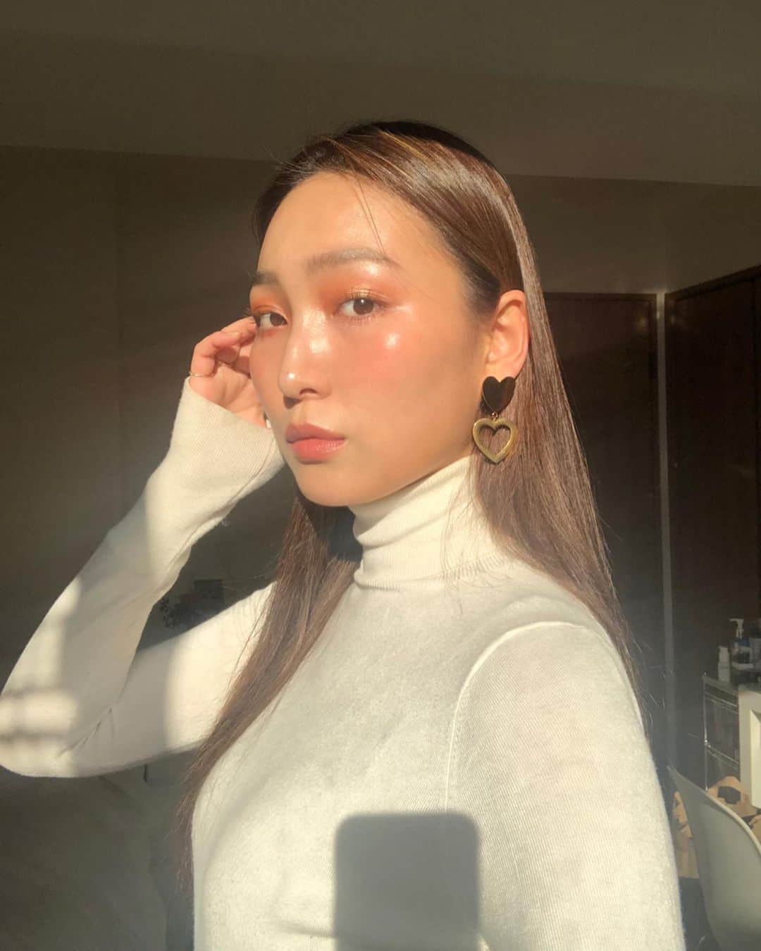 のインスタグラム：「diamond skin 💎✨💫 Too Faced(トゥー フェイスド) @toofacedlovesjapan  ダイヤモンドパウダーと偏光パールを配合し、一つひとつ手作業で丁寧に作り上げられたハイライター✨ 結婚記念日に贈られたダイヤモンドリングからインスピレーションを得て完成したんだって💍💕 肌トーンや光によって様々な表情に変化し、自分だけのハイライトを楽しめる！  使用アイテム💎 #ダイヤモンドライトマルチユースハイライター #スイートピーチアイシャドウパレット #ジューシーマットロングウェアリップスティック#ディスローブド  #OwnYourPretty#toofacedjapan#toofaced#ツヤ肌メイク#中世古麻衣#トゥーフェイスド#PR」