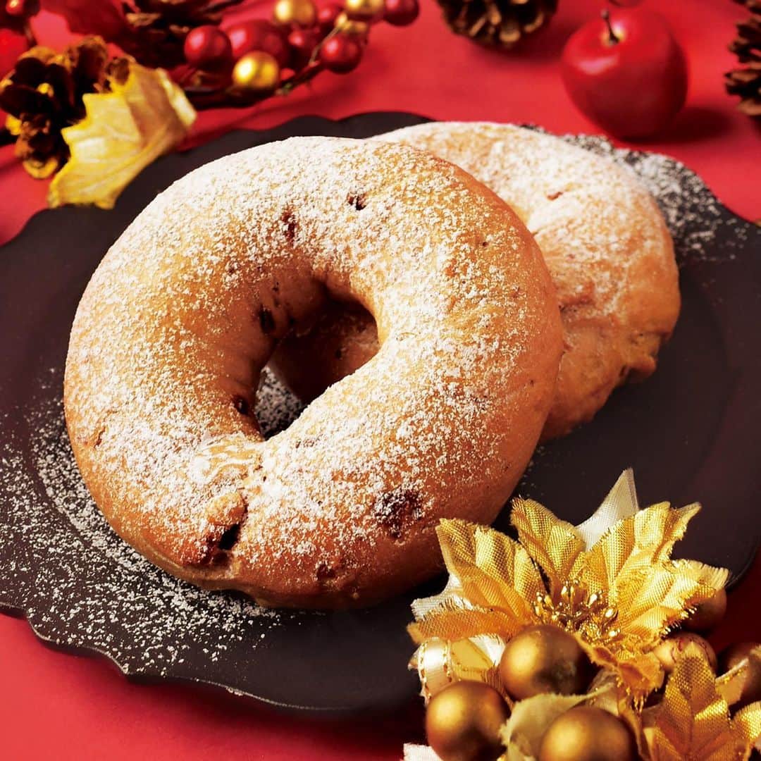 のインスタグラム：「【西館B1Fベーグル&ベーグル】シーズンベーグル「シュトーレン」はいかがでしょうか🎄﻿ ﻿ シナモンが香る生地にくるみとレーズン・オレンジピール・クランベリーのドライフルーツを練り込んだ、フルーティーな甘さが溢れるクリスマス限定ベーグル❤️﻿ ﻿ クリスマスパーティーにもおすすめです✨﻿ ﻿ ﻿ #ベーグルアンドベーグル #ベーグル #ベーグル専門店 #シーズンベーグル #シュトーレン #シュトーレン食べ比べ #クリスマス #クリスマスパーティー #ドライフルーツ #限定メニュー#スタイルデリ #nagoyaparco_xmas」