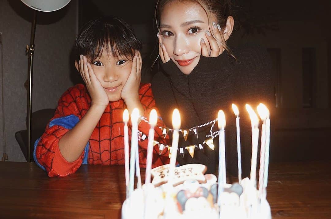 新井ニーニャのインスタグラム：「🌹﻿ ﻿ ﻿ ﻿ 𝑯𝑨𝑷𝑷𝒀 𝑯𝑨𝑷𝑷𝒀 𝑩𝑰𝑹𝑻𝑯𝑫𝑨𝒀 ﻿ 𝑴𝒀 𝑩𝑨𝑩𝒀🎂﻿ ﻿ ﻿ 𝟐𝟎𝟎𝟖.𝟏𝟏.𝟐𝟒 ﻿ るきは𝟏𝟏歳になりました🎉﻿ ﻿ 𝟏𝟗𝟖𝟗.𝟏𝟏.𝟐𝟐﻿ 私は𝟑𝟎歳になりました🥂﻿ ﻿ ﻿ ﻿ もう、いつのまにか11歳の琉生。11年経った今でも、誕生日が近づくと陣痛が来るような気持ちになる程、初産は私の中でとてもとても大きな日でした。﻿ ﻿ 当日18歳で妊娠した私は、とても無知で出産のことに関して右も左もわからない娘。﻿ そんな"娘"が、たった10ヶ月であんなに心が成長するなんて思ってもみなかった。﻿ ﻿ 食生活を正し、子供の為にとにかくガムシャラに働き、常に部屋をピカピカにしていつでも迎えられる準備に。﻿ ﻿ 19歳の誕生日には、前駆陣痛がきて2日間耐えたあの時間は、本当に忘れられない。﻿ 死ぬほど痛かったし、死ぬかと思ったし、死んだと思ったし、痛すぎて死にたい！って叫んだあの頃。(笑)﻿ ﻿ ﻿ 今、こうやって元気に元気に育ってくれていることが本当に本当に嬉しくて、幸せです。﻿ 私は琉生と出会えて、凄く変われた。未来を変えてもらった。本当に感謝の気持ちでいっぱいです。﻿ ﻿ 今は手繋いでくれないプチ思春期に突入したけど、優しくて面倒見がよくて、こだわりのあるるきが大好き🥰ずっとずっと愛してるよ❤️﻿ ﻿ ﻿ 誕生日プレゼントは、野球のグローブ⚾️とナイキのセットアップと、ナイキのシューズでした。小5だなぁ🤣❤️﻿ ﻿ ﻿ ﻿ #長男 #三兄弟 #お兄ちゃん #誕生日 #ハッピーバースデー﻿ ﻿」