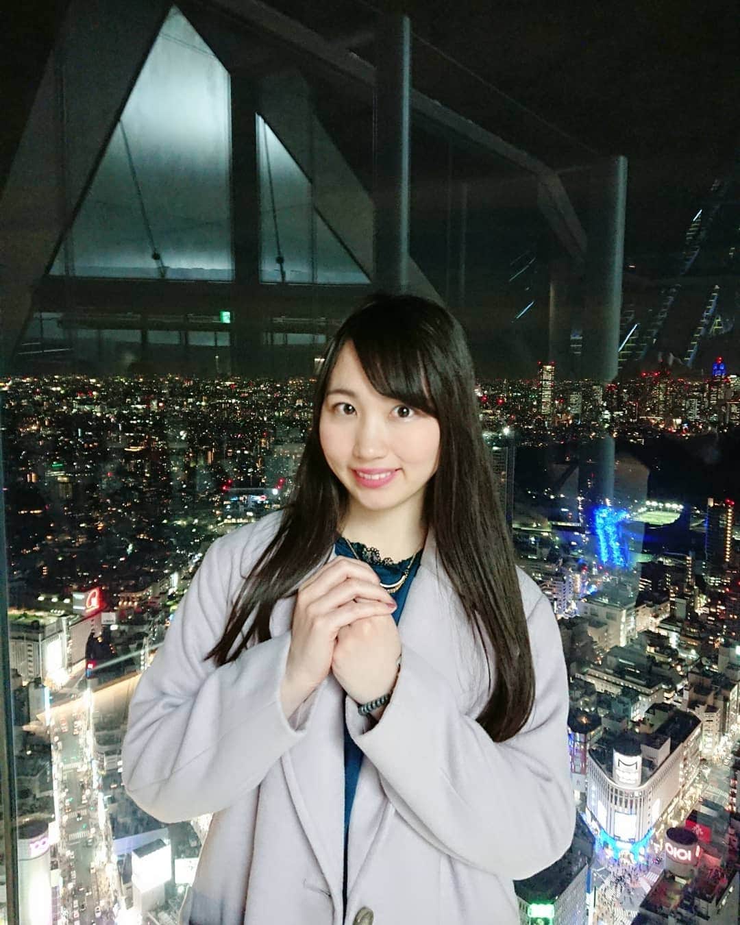 のインスタグラム：「今日は #リクエスト撮影 💜 リク撮は初めてお申し込みしてくださいましたファンの方☺️ありがとうございましたp(^^)q💕 . . お久しぶりにお会いできて嬉しかったです🎶 . 渋谷スクランブルスクエアの展望台🌉🌟ご紹介してくれて初めて知ったんだけど、夜景がほんとキレイで心が洗われた～😆✨ . ハンモックとかソファーもあって楽しめる場所です♪ちょうど良い時間帯に見られました💖 . 日が沈む前と後の渋谷、がらっと印象変わりますね(*´ω｀*) . . 美味しかった渋谷グルメのことは別記事にUPします🍴☆ . . . . . . ❣️リク撮受付中❣️ ・屋外でもスタジオでも🆗 ・スマホ撮影🆗 ・がっつり撮影でも、お話メインでも好きなように時間を使えるよ☆ 貴方のご都合良い日をリクできます🙆 リク撮詳細URLは固定ハイライトからご覧になれます◎ . . @shirahamari . . . . 🧡∴..∴..∴..∴..∴..∴..∴.🧡 . . . . . . #白葉まり #個人撮影 #リクエスト個人撮影 #撮影会 #屋外撮影 #夜景 #夜景スポット #渋谷 #渋谷スクランブルスクエア #渋谷スクランブルスクエア展望台 #渋谷sky #shibuyasky #ポートレート #ポートレート好きな人と繋がりたい #個人撮影受付中 #ファン募集中 #写真撮ってる人と繋がりたい #shibuya #portrait #fashion #ootd #code」