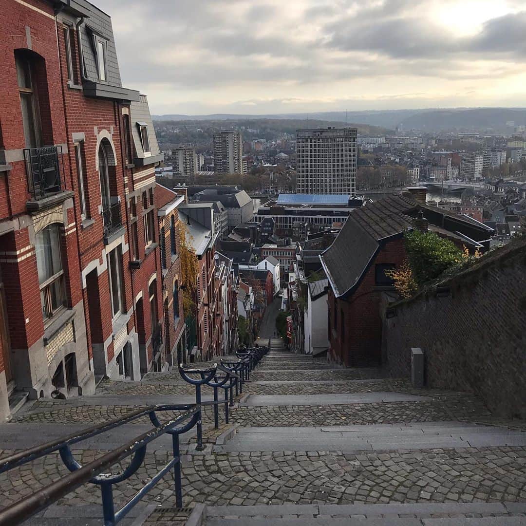 佃井皆美さんのインスタグラム写真 - (佃井皆美Instagram)「🇧🇪ベルギー🇧🇪 Liègeにあるビューラン山。 373段の階段を登り切ると絶景が待ってました…！！ 373という数字に運命を感じて… 行って良かった〜✨ #ベルギー  #思い出  #liège  #ビューラン山」12月13日 19時31分 - minamitsukui