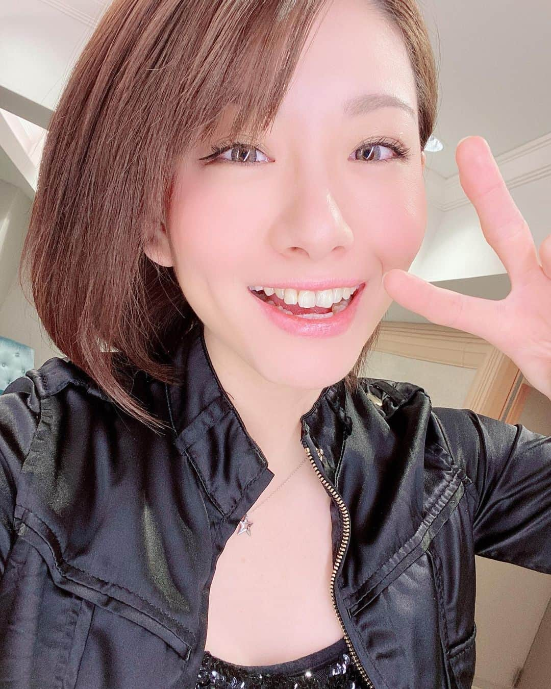 岩村菜々美さんのインスタグラム写真 - (岩村菜々美Instagram)「なんと！！ 昨日と同じホテルで、昨日と同じ会場で 別の方々のクリスマス会に呼んでいただきました😆✨ ホテルのスタッフさんに、 「あれ？昨日もいらっしゃいましたよね？」 って🤣💦 「そうでーす！😆」って覚えててくれたの嬉しい☺️✨ こうやって人の輪って広がって行くんだろうなー！ありがたい✨ 明日は山形！！ さむそーーーーー！！❄️⛄️」12月13日 19時36分 - nanami1120