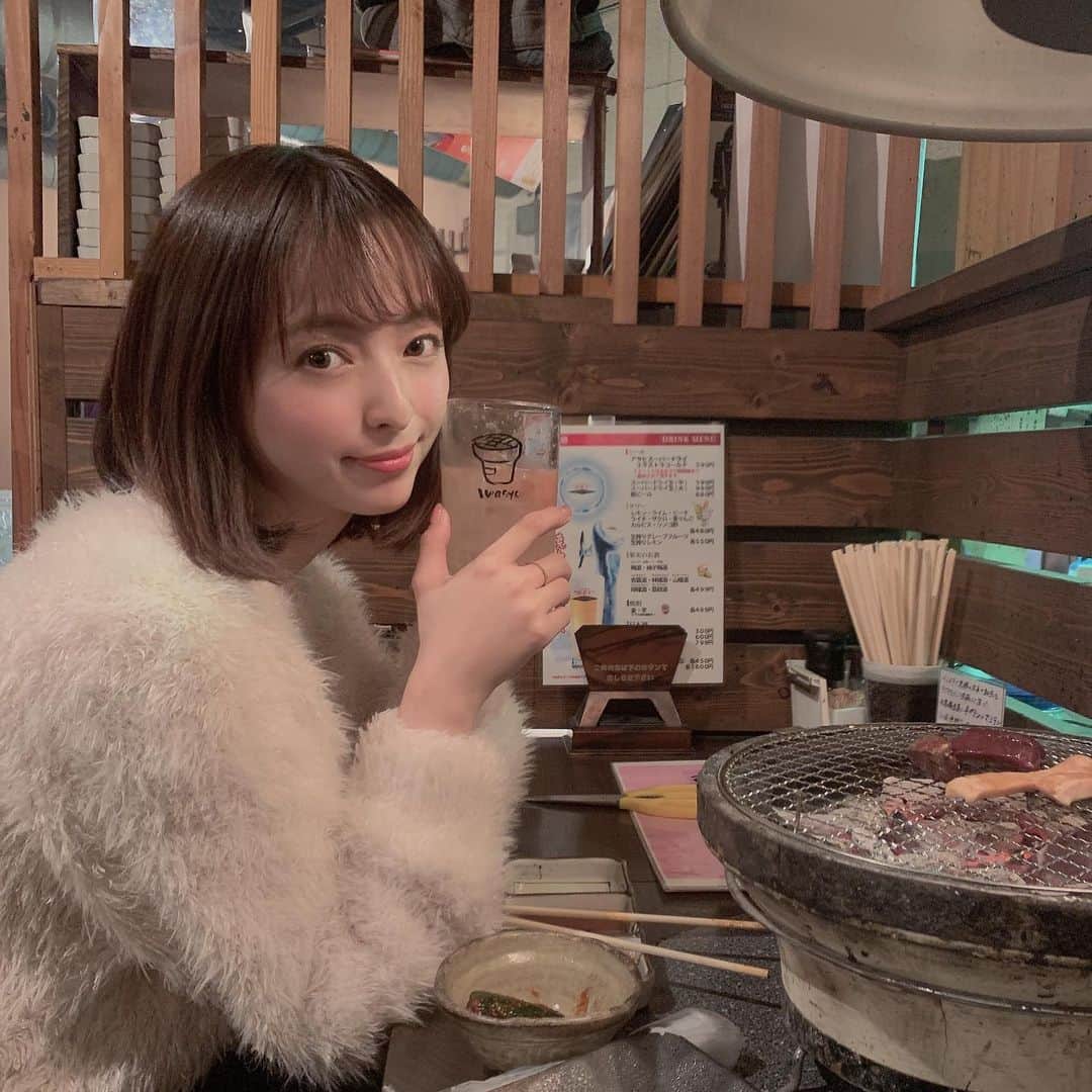 黒口那津のインスタグラム：「写真さかのぼだってたら 去年の一月が出てきた！！ めっちゃ髪の毛短いね✂︎ 昔働いてたバイト先の焼肉屋さん🥩 岡山帰ったらほぼ毎回行ってる✨ #年末」