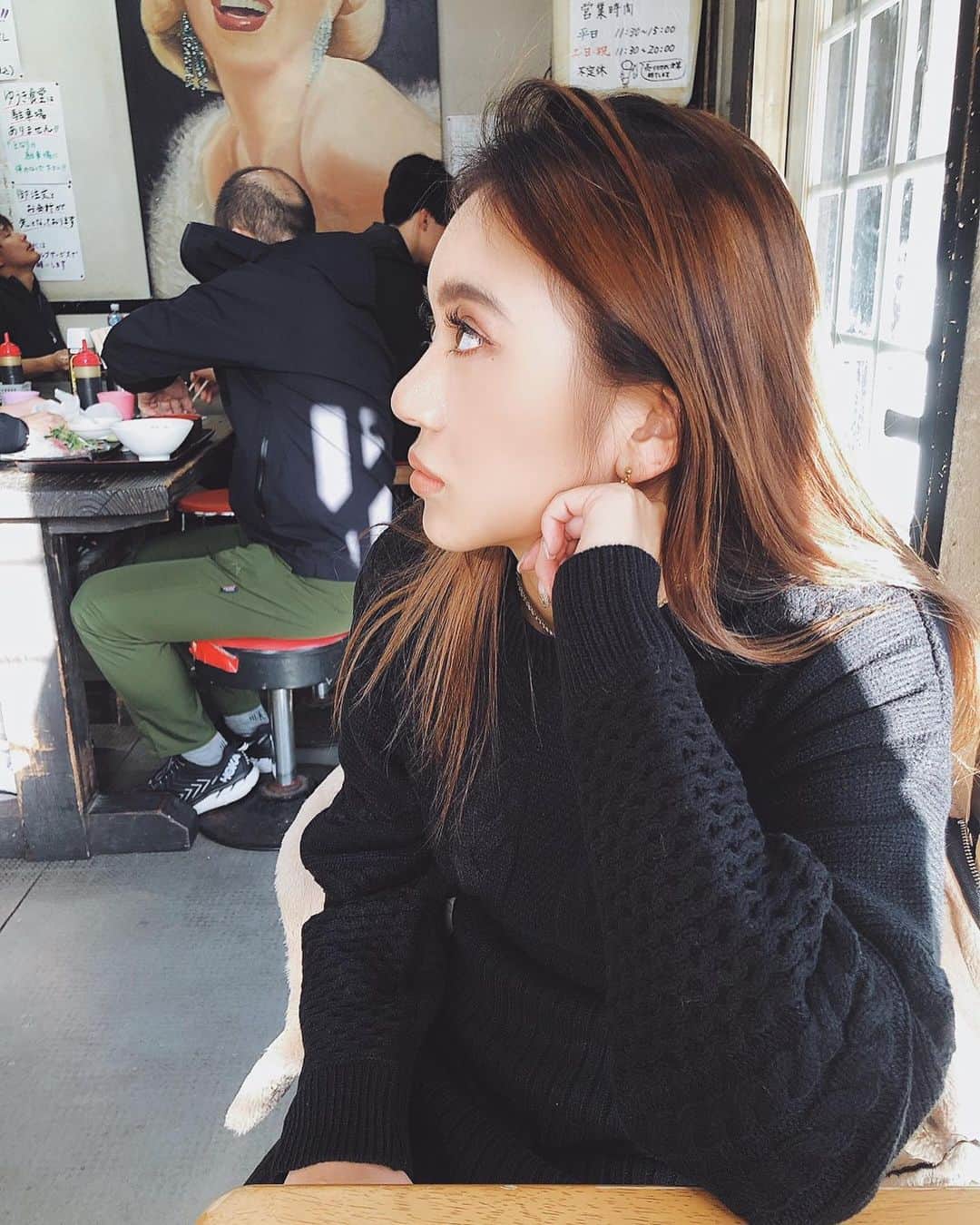 のインスタグラム：「逗子まで🐟食べに行ったとき 2色買いしたロングニットワンピ✌️ #あんまり見えてないけど #evris」
