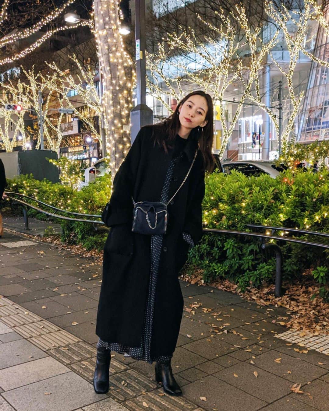 Shiho Sasakiのインスタグラム：「昨日の全身コーデ✨ 久しぶりにワンピースを着て行ったよ👗 サテン地のドット柄なので、程よくきちんと感があって これからの時期クリスマスとかお呼ばれにもぴったり🎄 #MOUSSY#MOUSSYSNAP#pixelで撮影#team_pixel#baroque_pixel」
