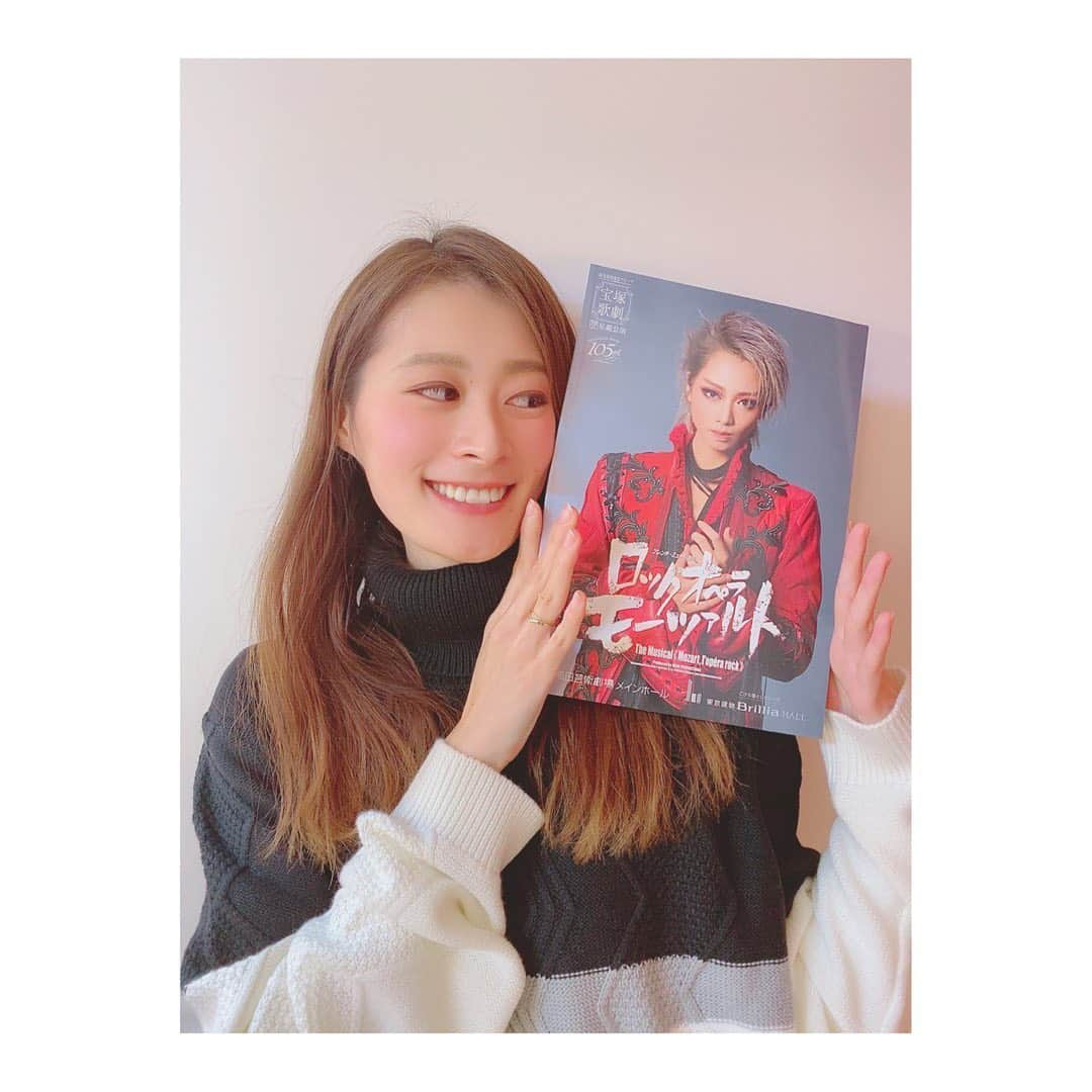 夢月せらさんのインスタグラム写真 - (夢月せらInstagram)「モーツァルト観劇✨  1期上級生のことさん。トップお披露目公演✨ さすがことさん...😢❤ エネルギーに満ち溢れてた。。 学校時代のことさんを思い出してしまいました💨 本当に、95期さんは本科生の時からスターだったのです。🥺 凄いなーカッコイイなーって毎日見ていたあの時代に戻ったみたいでした😌❤ 舞空ちゃんもとっても可愛かったー😍 あの笑顔は可愛すぎる😂そして美しい🥺‼️ まだまだ下級生だと思ってた子達の大活躍にも涙涙で...😢 本当に見に行けてよかったぁーーーー🥰🥰🥰 OGの先輩方や先生にもお会い出来て嬉しかった❤❤❤ #宝塚 #ロックオペラモーツァルト  #星組」12月13日 19時54分 - seramutsuki