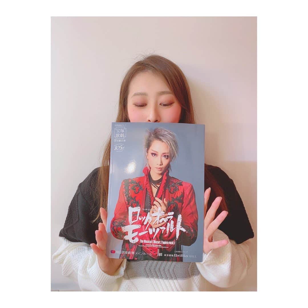 夢月せらのインスタグラム：「モーツァルト観劇✨  1期上級生のことさん。トップお披露目公演✨ さすがことさん...😢❤ エネルギーに満ち溢れてた。。 学校時代のことさんを思い出してしまいました💨 本当に、95期さんは本科生の時からスターだったのです。🥺 凄いなーカッコイイなーって毎日見ていたあの時代に戻ったみたいでした😌❤ 舞空ちゃんもとっても可愛かったー😍 あの笑顔は可愛すぎる😂そして美しい🥺‼️ まだまだ下級生だと思ってた子達の大活躍にも涙涙で...😢 本当に見に行けてよかったぁーーーー🥰🥰🥰 OGの先輩方や先生にもお会い出来て嬉しかった❤❤❤ #宝塚 #ロックオペラモーツァルト  #星組」