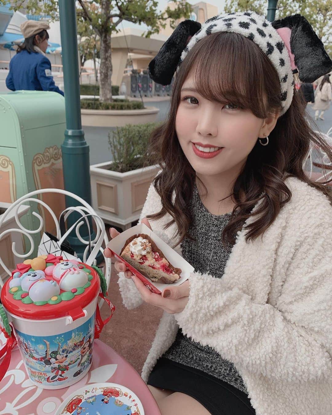 Yukaのインスタグラム：「ディズニークリスマス🎄 - クランベリー＆紅茶のケーキ スーベニアプレート付き　¥800 - クリスマス限定のケーキ食べた🍰 スーベニアプレート目当てでケーキを注文した🍰 プレート可愛かったけど、ケーキは普通だった😅 -  #disneyland#disneyresort#tokyodisneyland#tokyodisneyresort#TDR#TDL#christmas#disneychristmas#ootd#101匹わんちゃん東京ディズニーランド#東京ディズニーリゾート#ディズニーランド#ディズニーリゾート#ディズニー#ディズニーコーデ#ディズニークリスマス#ディズニーデート#ディズニーカチューシャ#ディズニー写真部#ディズニー部#101匹わんちゃんコーデ#冬#カメラ女子#被写体#スーベニアプレート#ケーキ#クリスマス限定#ディズニーグルメ#ディズニーフード」