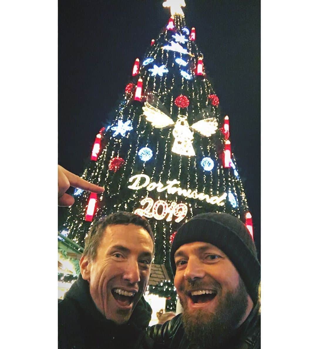 ロス・マーカンドのインスタグラム：「Please join me in wishing my friend @traynorland a very Happy Birthday and Happy Holidays to all of you!」