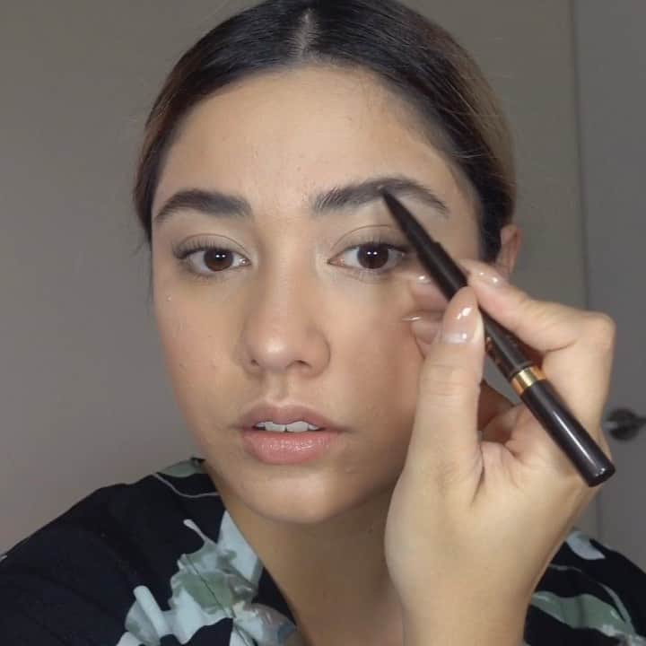 ローレン・ヤングのインスタグラム：「My go to make up look is something simple and fast for when I’m rushing out the door ++ always gotta keep that glow ✨ Shot with my @sonyphinc camera 💖 . . . @maccosmeticsph Studio Fix Complete Coverage Cushion Compact in NW 20 @maccosmeticsph Studio Fix Powder in NC 30 @urbandecaycosmetics Naked Flushed - Streak @tomfordbeauty Brow Perfecting Pencil in 03 Taupe  @shuuemura Eyebrow Manicure in Palm Beige @lauramercier Caviar Volume @ctilburymakeup in Bitch Perfect  Nails by @lakstudioph Hair color by @southsalon Keralift by @strokesbeautyph . . Music: Sour Soup Musician: Jef」