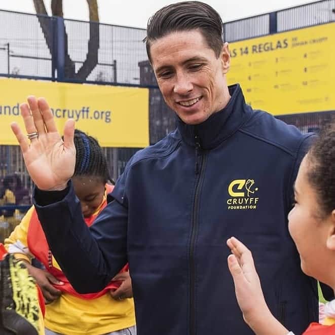 ヨハン・クライフのインスタグラム：「😍 @fundacioncruyff opened yesterday the new Cruyff Court @fernandotorres in his hometown Fuenlabrada (Madrid)! ⚽️👏 #CruyffLegacy」