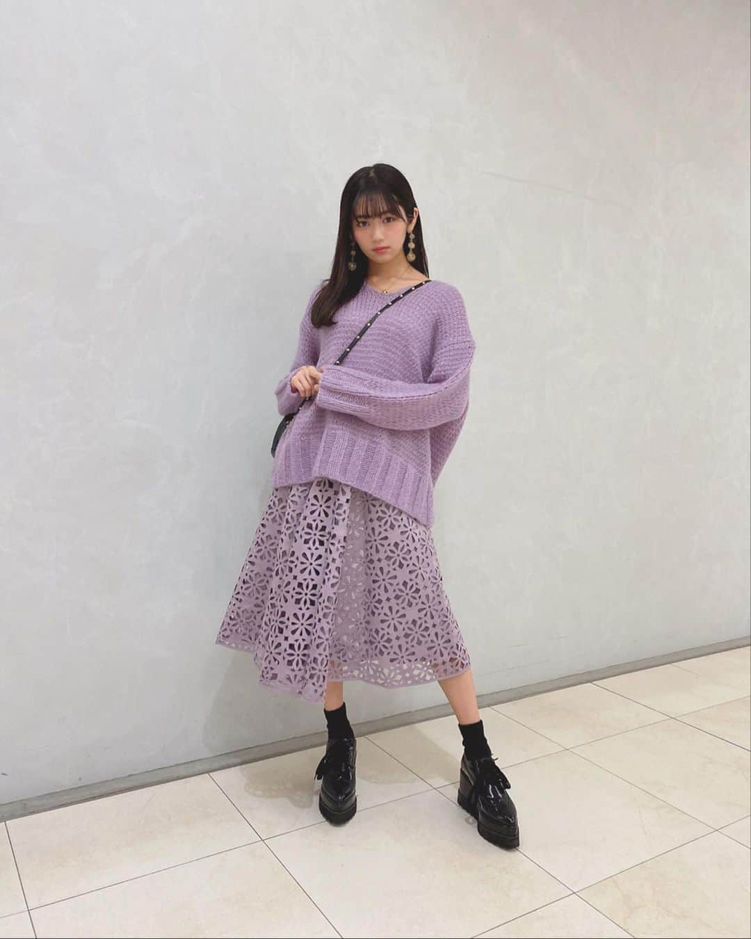 浅野杏奈さんのインスタグラム写真 - (浅野杏奈Instagram)「今年もパープル🤦🏻‍♀️💜﻿ ﻿ ちょっといいセーターを買うことが憧れの１つだったから嬉しい、、﻿ ﻿ ﻿ FASHION﻿ ﻿ SWEATER : #UnitedArrows﻿ SKIRT : #MERCURYDUO﻿ SHOES : #HONEYMiHONEY﻿ BAG : #BIKERSTARLET﻿ SOCKS : #ファミマ﻿ ﻿ #ポートレート #fashion #followme #アイドル #爱豆 #ootd  #coordinate #コーデ #时装 #idol #今日のコーデ #style」12月13日 20時03分 - this.is.anna_box