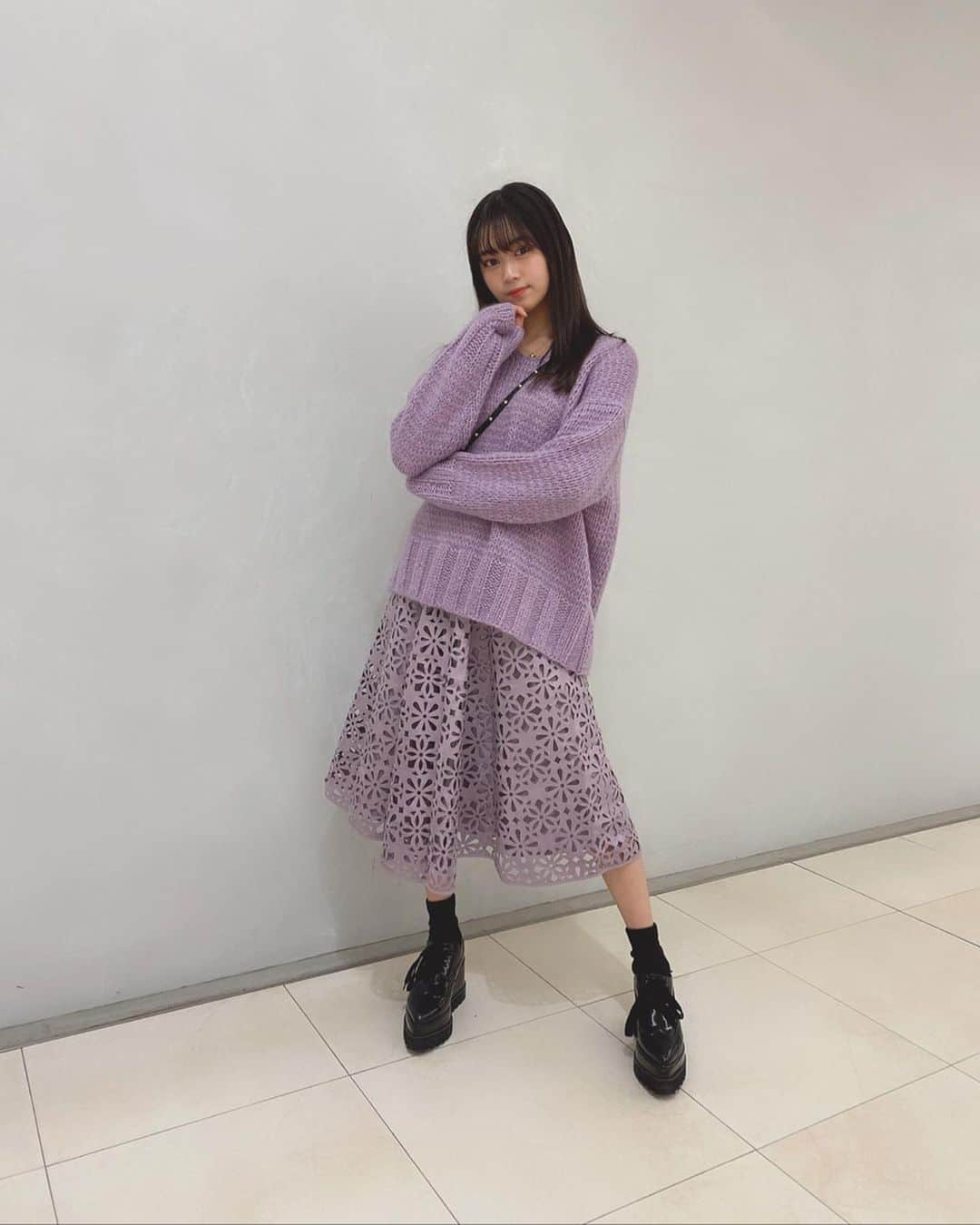 浅野杏奈さんのインスタグラム写真 - (浅野杏奈Instagram)「今年もパープル🤦🏻‍♀️💜﻿ ﻿ ちょっといいセーターを買うことが憧れの１つだったから嬉しい、、﻿ ﻿ ﻿ FASHION﻿ ﻿ SWEATER : #UnitedArrows﻿ SKIRT : #MERCURYDUO﻿ SHOES : #HONEYMiHONEY﻿ BAG : #BIKERSTARLET﻿ SOCKS : #ファミマ﻿ ﻿ #ポートレート #fashion #followme #アイドル #爱豆 #ootd  #coordinate #コーデ #时装 #idol #今日のコーデ #style」12月13日 20時03分 - this.is.anna_box