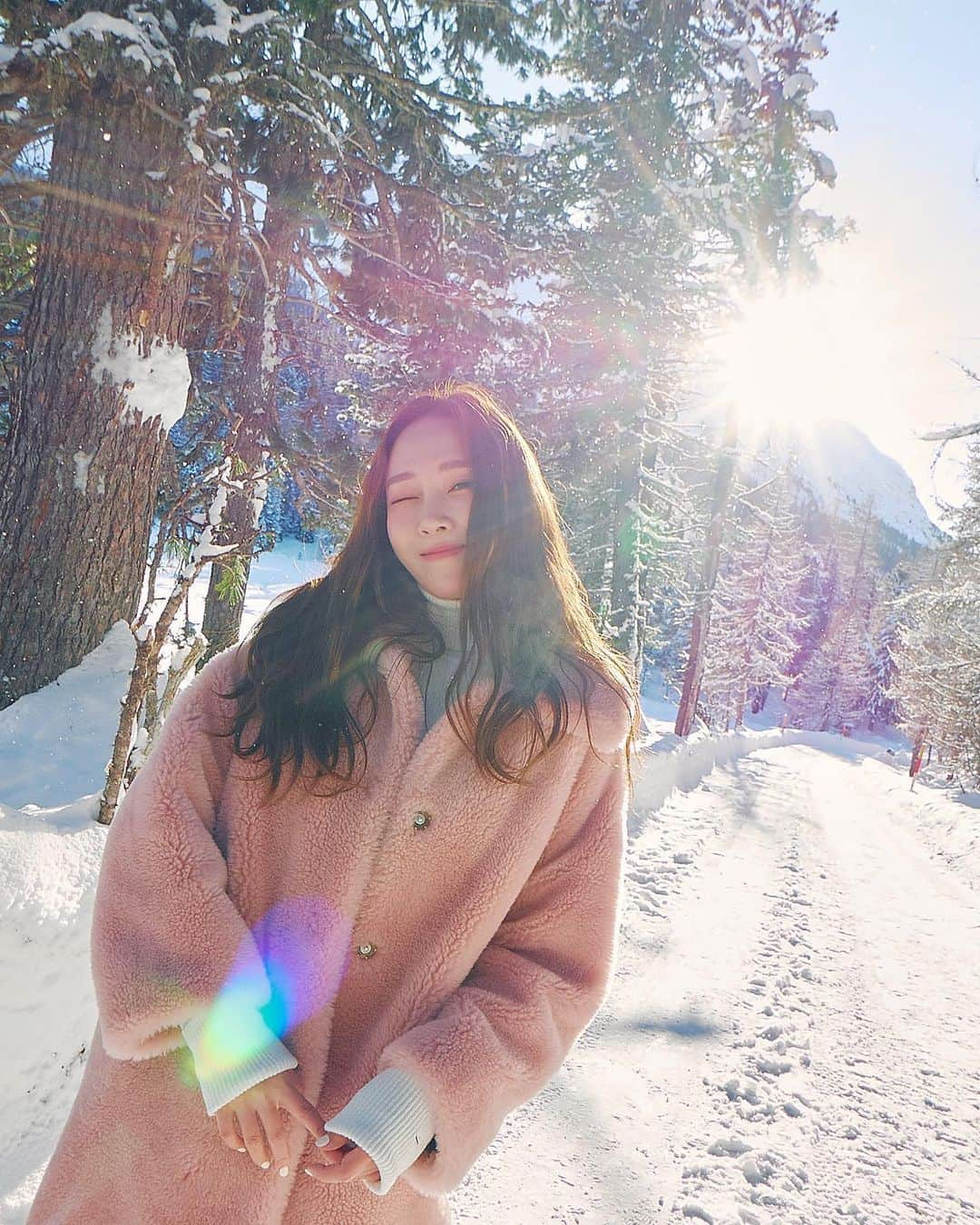 ジェシカ さんのインスタグラム写真 - (ジェシカ Instagram)「Shining, shimmering, splendid❄️✨ #travelwithAMUSE #amusingholiday 💄• • #뉴트로매트 #06서울두시 @amuse」12月13日 19時55分 - jessica.syj