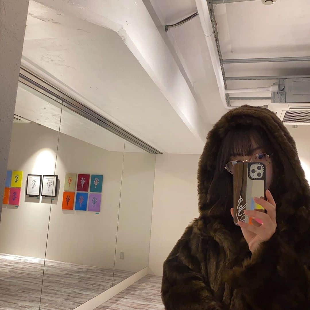 永井理子のインスタグラム：「うみのの絵、 今回はカラフルな絵も飾られてて  配色ぜつみょうで良き🧚🏻‍♀️ . #StateYourCase #CASETiFY #CASETiFYミラーケース」