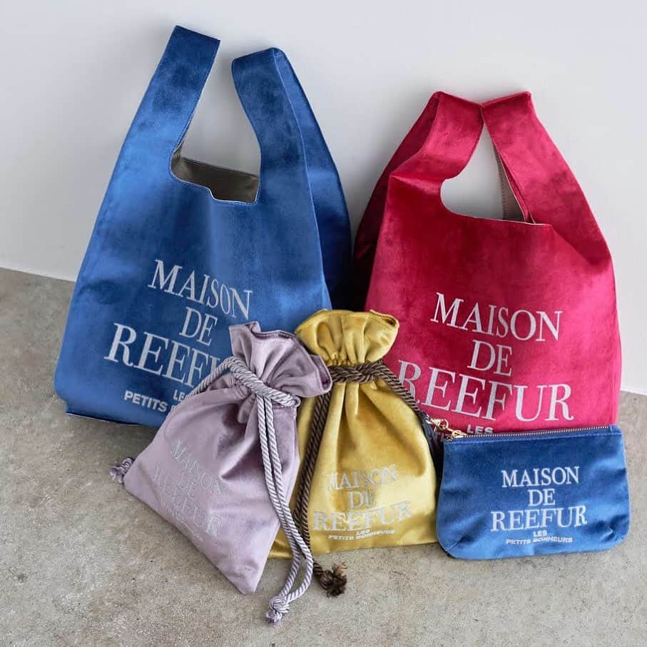 のインスタグラム：「. 【 MERCI SPECIAL PRICE 】 . MERCI=ありがとう、の言葉とともに。 . 人気のベロアシリーズ。この冬「ベロア×フロッキー」の配色使いでトレンドデザインにバージョンアップ。ホリデーギフトにも。 . ■ Marche Bag @maisondereefur ■ Drawstring Bag @maisondereefur ■ Clutch Pouch @maisondereefur . . 【展開店舗】 ルミネエスト新宿店・博多店・OFFICIAL WEB SHOP・OFFICIAL GLOBAL SHOP・ZOZOTOWN店 . #maisondereefur #reefur #specialprice #sale #winterfashion  #fashion  #goods #bag #pouch #logo #リーファー #メゾンドリーファー #merci」