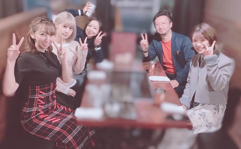 吉田有里さんのインスタグラム写真 - (吉田有里Instagram)「フリクリ飲み会🍻﻿ ﻿ フリクリ女子４人と、上村監督と会えました！﻿ フラリと急に集まっても、いつも通り﻿ ワイワイ話せる最高のメンバーです…✌️🧡﻿ ﻿ 最後の最後までしっかりみんなお酒を飲む感じ、本当に素敵。笑﻿ なかなか会えないけど、会えるのをずっと楽しみにしちゃうし、また会いたくなっちゃう、﻿ ずっと仲良くしてもらえたら嬉しいな〜〜。﻿ ﻿ #FLCL #フリクリオルタナ #上村泰 監督 #美山加恋 ちゃん #田村睦心 さん #飯田里穂 さん」12月13日 20時01分 - yu_ri_ysd