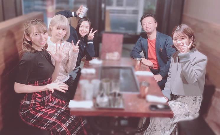 吉田有里のインスタグラム：「フリクリ飲み会🍻﻿ ﻿ フリクリ女子４人と、上村監督と会えました！﻿ フラリと急に集まっても、いつも通り﻿ ワイワイ話せる最高のメンバーです…✌️🧡﻿ ﻿ 最後の最後までしっかりみんなお酒を飲む感じ、本当に素敵。笑﻿ なかなか会えないけど、会えるのをずっと楽しみにしちゃうし、また会いたくなっちゃう、﻿ ずっと仲良くしてもらえたら嬉しいな〜〜。﻿ ﻿ #FLCL #フリクリオルタナ #上村泰 監督 #美山加恋 ちゃん #田村睦心 さん #飯田里穂 さん」