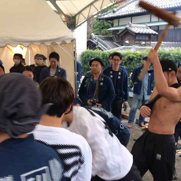 宇野薫のインスタグラム：「聖林公司(Hollywood Rnch Market) 年末恒例のお餅つきへ！ (いま右腕を怪我していまして… 左腕1本でお餅をつかせていただきました) 今年も参加させていただきありがとうございました！！ #聖林公司 #hollywoodranchmarket  #ハリウッドランチマーケット #HRM #宇野薫 #onehundredathletic #newerajapan」