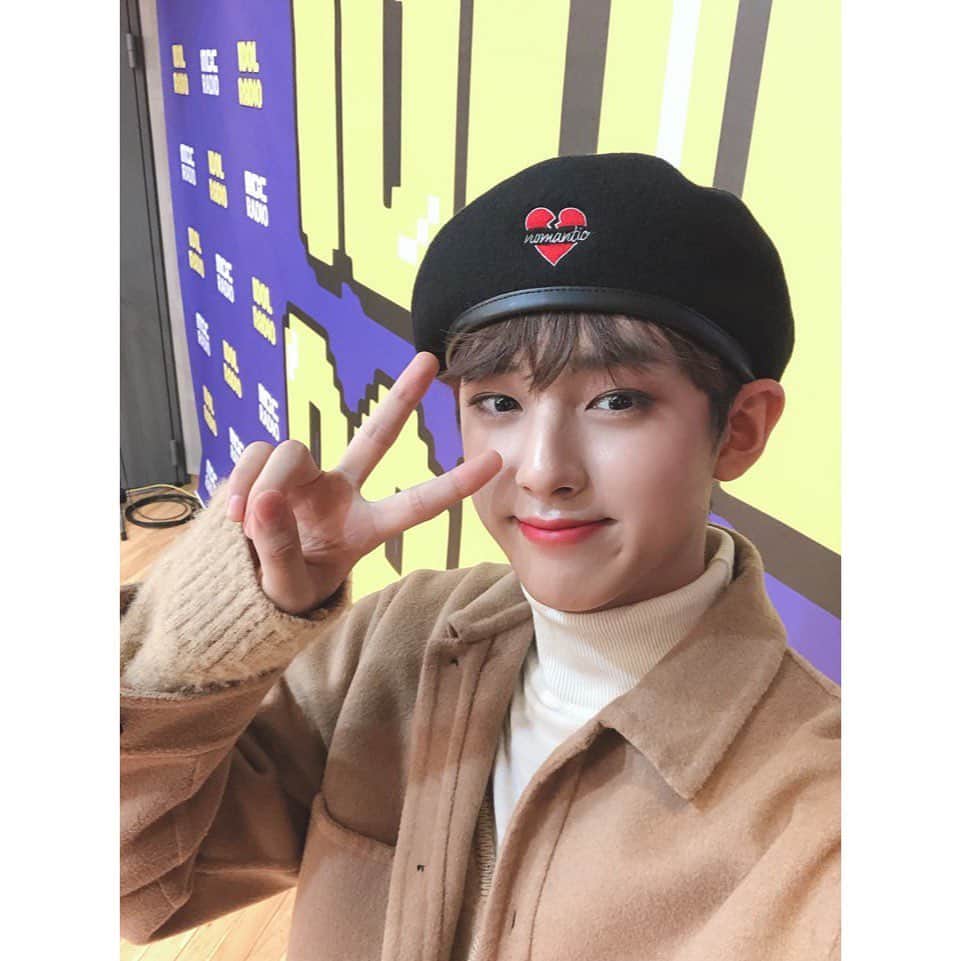 のインスタグラム：「[#김민규 _ NOTICE]  잠시 후 오후 9시🕘 베레모 민규의 첫 라디오 <아이돌 라디오>가 방송됩니다!  인간토끼의 애교가  상암을 흔들어놓았다고 하는 소문이🐰🌱💛 . . #민규 #KIMMINKYU #아이돌라디오 #JELLYFISH #젤리피쉬」