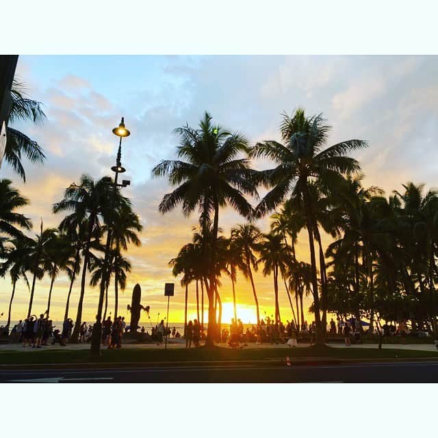 Nazukiのインスタグラム：「Hawaiiに来てます🤙🏻🎄💕 今年3回目のハワイ😭😭 今回はなんとハワイ旅行が当たって来てます✌️✌️ 人生初のハワイ旅行当たった㊗️ ハワイが呼んでる😭 クリスマスプレゼントと思って、一足先に冬休みもらってます😊  夏ほど暑くないハワイも好き💕  ストーリーハワイストーリー載せてます👍  #hawaii #hawaiitrip #winter #holiday #christmas #vacation  #hawaiilife #hawaiistagram  #sunset #子連れハワイ　#ハワイ旅行 #ハワイ当選」