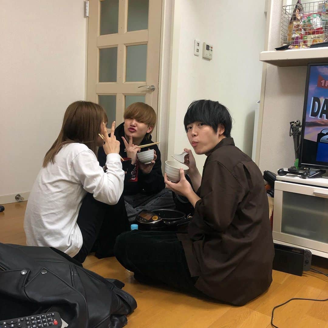 さんこいちのインスタグラム：「#amazon #蟹  撮影後はみんなで御釜を囲んでました🦀」