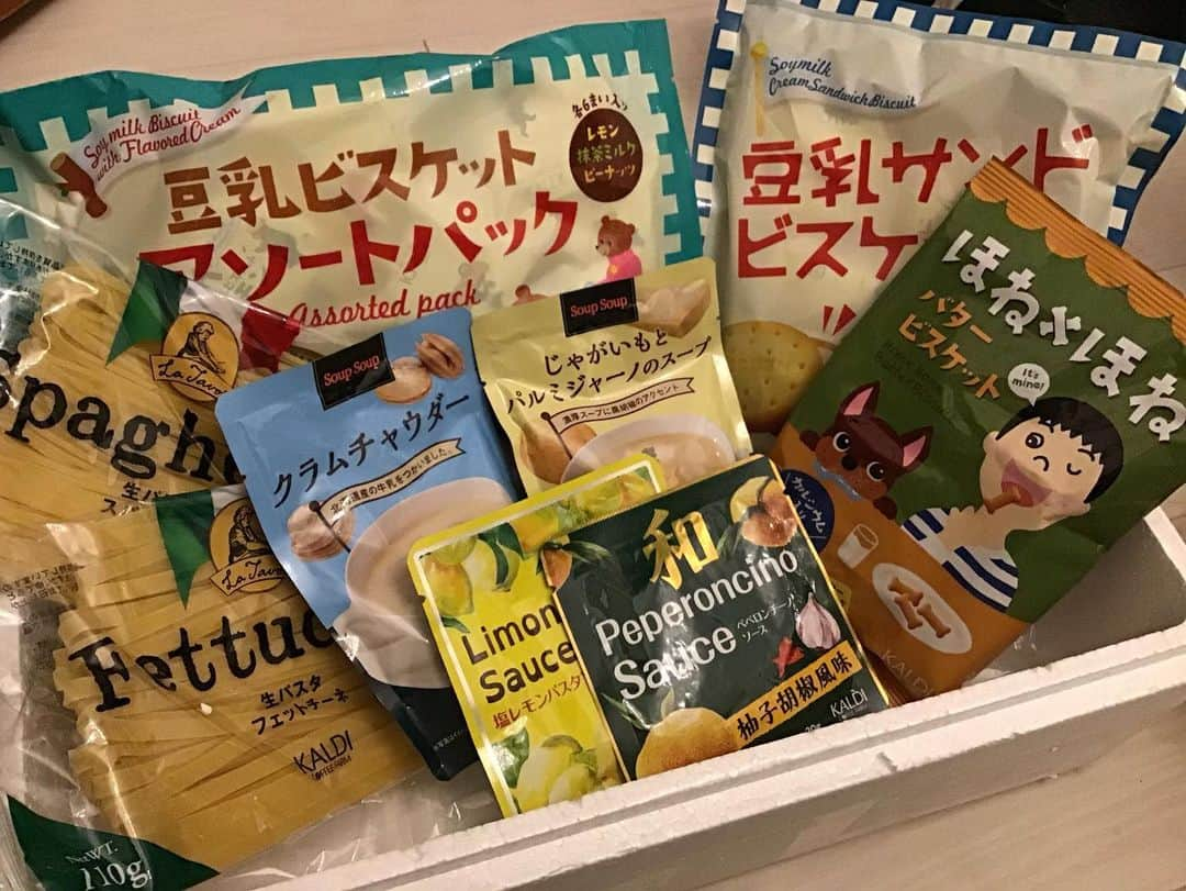 柴田淳さんのインスタグラム写真 - (柴田淳Instagram)「ファンから餌が届きました🥰 ありがとうございます😊 ダイエットしなきゃなので、少しずつ頂きますね😋 すけちゃん、ありがとうございました😊 #プレゼント🎁」12月13日 20時10分 - shibatajun_official