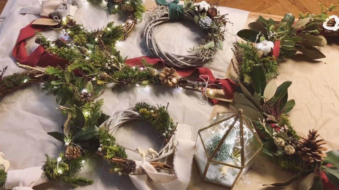 ユン・ウネさんのインスタグラム写真 - (ユン・ウネInstagram)「내일은 불우이웃 돕기 바자회 마지막 날이에요!! 무엇으로 도울 수 있을까~하다가 Christmas Wreath &garland decoration 을 만들어 보기로 했어요!! 처음 만들어 보는거라 요령도 없고 해서😂😂 시간도 쪼오금 걸리고 손도 퉁퉁 부었지만.. 만드는 내내 행복했어요❕ 수익금은 불우이웃을 위해 쓰여지니까 마음 따뜻한 분🤗 가정에 따뜻한 장식품과 함께 축복이 가득하길 바라용💕  #찐세일 #안사면이불킥 #사면하이킥 ⠀⠀⠀⠀⠀⠀⠀ 🎄Happy Christmas BAZZAR 🎁 ⠀⠀⠀⠀⠀⠀⠀ 일시. 2019.12.11(수)~ 14(토) 11AM - 8PM 장소. #제이콥스래더 강남구 언주로 854 (신사동 635-3) 1층」12月13日 20時15分 - y1003_grace