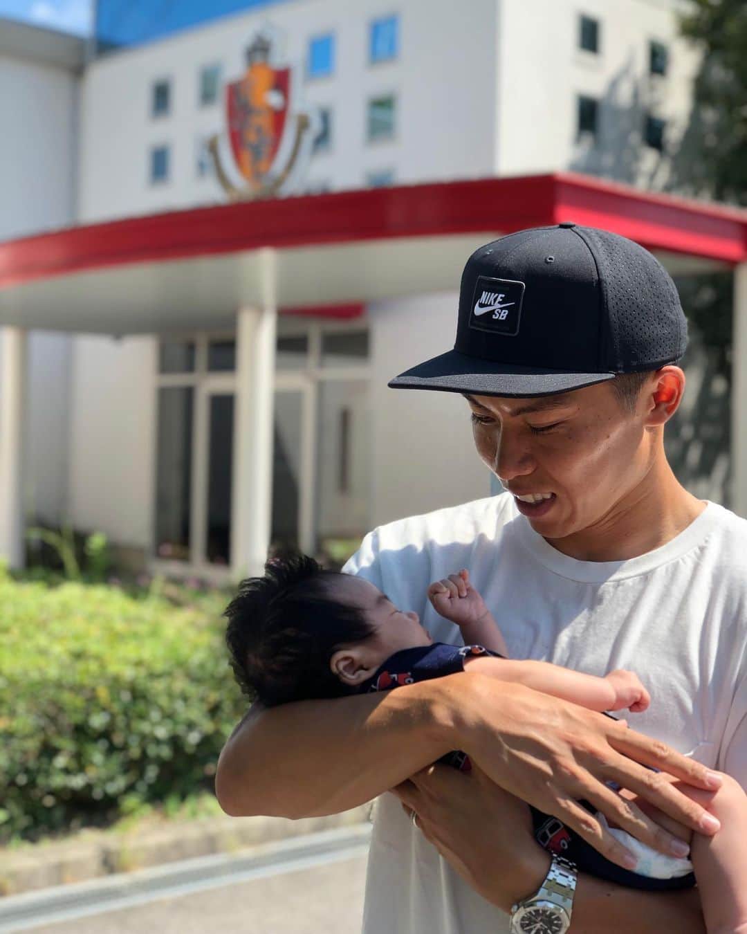 のインスタグラム：「『家族』 今年の太田家にとってのビッグニュースは、なんといっても第一子誕生！👶🏻 初めての出産で産前産後もバタバタだったにもかかわらず、子育てに加えて、アスリートである僕のことを全力で支えてくれた妻に感謝！ 元気よく産まれてきてくれて、毎日たくさんの幸せをくれる息子に感謝！ 名古屋での生活もとても充実してます。 子供を連れていって楽しいスポットあったら教えてくださいね😜 今年のオフシーズンは家族孝行と親孝行をたくさんしなきゃな！ @ayakafukuma  #grampus  #息子はもう5か月  #成長早い  #👪 #太田宏介」