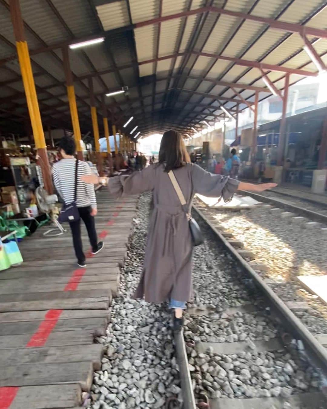小濱庸子さんのインスタグラム写真 - (小濱庸子Instagram)「いろんな世界を知りたい！いろんな世界を自分の目で見たい！👀 タイ旅行記🇹🇭 かなりのインパクトのあるメークロン線の線路市場🛤 日本では絶対に体験できないね！！線路を歩いたり、こんな感じで写真を撮れたり、、、（座ってる場所は電車が来ない場所だけど🛤） つい数秒前まで普通に線路で物を売ってたのに、電車のアナウンスが流れると、、、いっきにみんながはけて、、 こーんなに間近で電車が通る！！🚃もうすれっすれ！！そして、電車が過ぎ去った後は何事もなかったかのように物売りが始まる、、✨いろんな世界を知れるから旅が大好きである。✈️まさにintotheunknown❄️ #タイ旅行記 #intotheunknown #未知の旅へ #travel #thailand #メークロン市場 #線路 #電車 #インスタ映え #旅行 #旅行好きな人と繋がりたい#trail #どきどき #タイ旅行 #バンコク #生き甲斐」12月13日 20時18分 - hamachan1020