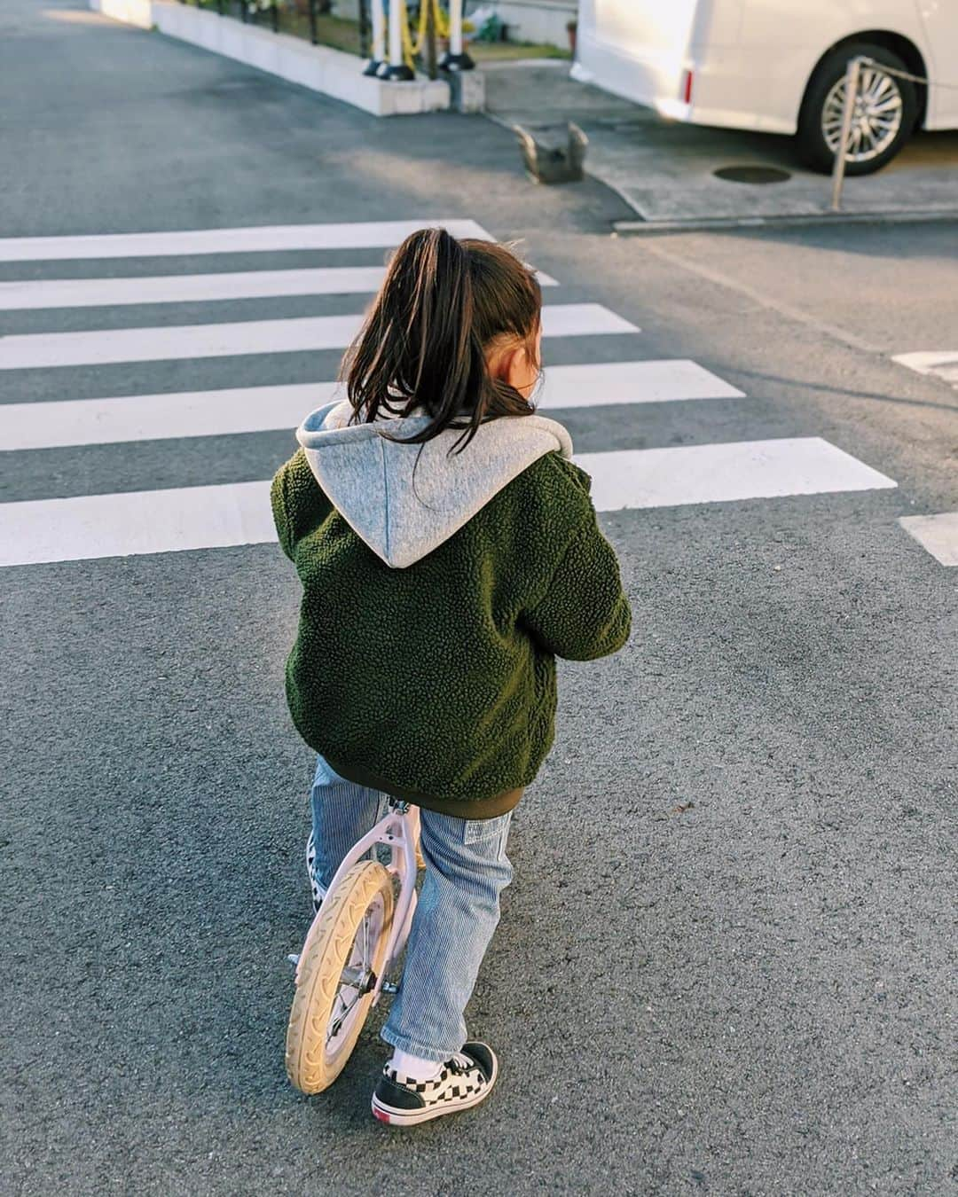 Satomi Biancaさんのインスタグラム写真 - (Satomi BiancaInstagram)「👧🏽🌼♥️ ・ ・ 幼稚園終わりのストライダー🚲 ・ ・ @neighborhood_official のストライダーの存在忘れてた😂💦 ・ ・ Emmaの今季のアウターは @happysmile__official 💚💚 ・ ・ 内側がとっても暖かそうで安心して着せられるし、何にでも合う👏🏼💕 ・ パーカーもくっ付いてるデザインだから勝手におしゃれになるレイヤードスタイル🥰♥️ ・ ・ #happysmileofficial #kids fashion #neighborhood #neighborhoodjapan #kids fashion #子供服  #ストライダー」12月13日 20時19分 - satobyyyy