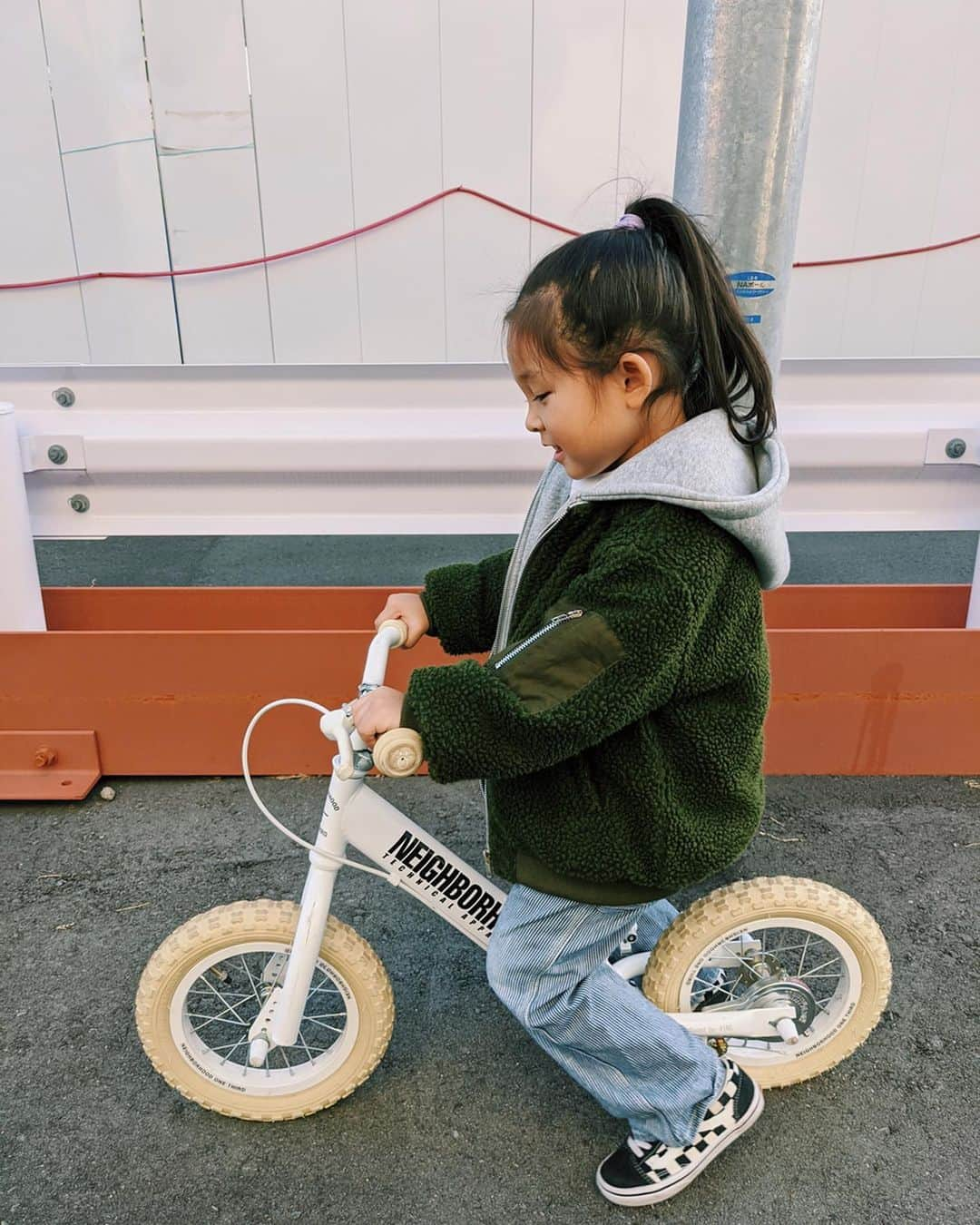 Satomi Biancaさんのインスタグラム写真 - (Satomi BiancaInstagram)「👧🏽🌼♥️ ・ ・ 幼稚園終わりのストライダー🚲 ・ ・ @neighborhood_official のストライダーの存在忘れてた😂💦 ・ ・ Emmaの今季のアウターは @happysmile__official 💚💚 ・ ・ 内側がとっても暖かそうで安心して着せられるし、何にでも合う👏🏼💕 ・ パーカーもくっ付いてるデザインだから勝手におしゃれになるレイヤードスタイル🥰♥️ ・ ・ #happysmileofficial #kids fashion #neighborhood #neighborhoodjapan #kids fashion #子供服  #ストライダー」12月13日 20時19分 - satobyyyy