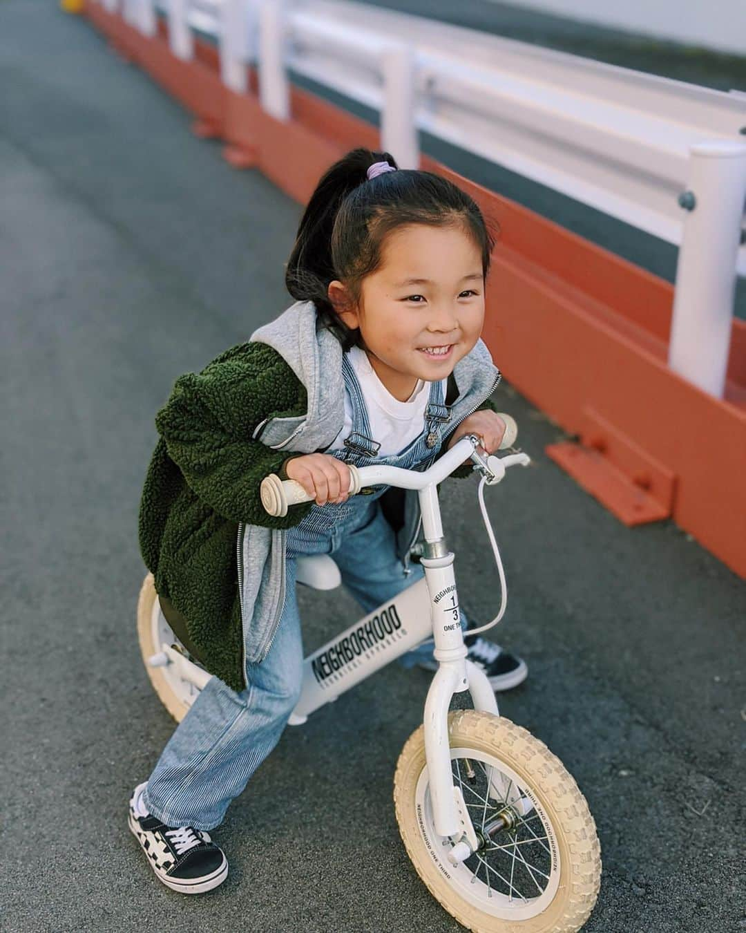 Satomi Biancaさんのインスタグラム写真 - (Satomi BiancaInstagram)「👧🏽🌼♥️ ・ ・ 幼稚園終わりのストライダー🚲 ・ ・ @neighborhood_official のストライダーの存在忘れてた😂💦 ・ ・ Emmaの今季のアウターは @happysmile__official 💚💚 ・ ・ 内側がとっても暖かそうで安心して着せられるし、何にでも合う👏🏼💕 ・ パーカーもくっ付いてるデザインだから勝手におしゃれになるレイヤードスタイル🥰♥️ ・ ・ #happysmileofficial #kids fashion #neighborhood #neighborhoodjapan #kids fashion #子供服  #ストライダー」12月13日 20時19分 - satobyyyy