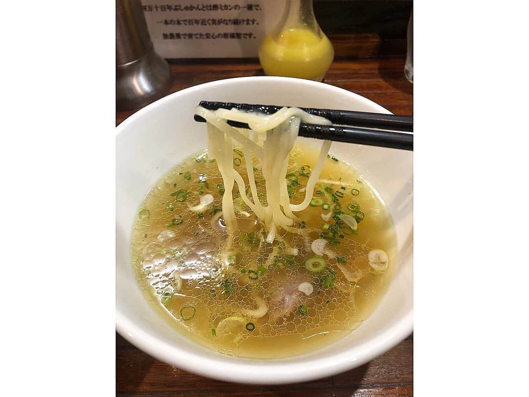 農海姫夏さんのインスタグラム写真 - (農海姫夏Instagram)「#進化 の塩つけ麺は"はるゆたか"という北海道産の希少な国産小麦が使われていてツルツルもちもちとした食感が特徴🍜 でてきた麺をみてビックリ。テカテカ輝いてました。 麺に昆布出し汁と 石川県輪島沖の海水を濃縮させた "わじまの水塩"が 絡んでいて食べると小麦の香りが🤤 美味しい食べ方は、 まずは麺だけで何もつけずに食べる。 次につけダレに麺を半分くらい浸して食べる。 最後にお好みで高知県四万十ぶしゅかんの果汁を少量麺に絡ませて食べる。 3回も違った味を楽しめる🥺！ ぶしゅかんってわたし初めてだったんだけど、 無農薬で育てた柑橘類の酢みかんらしいです！ 気付いたら、わたし進化のラーメン全種類制覇してました笑」12月13日 20時29分 - hina_noumi