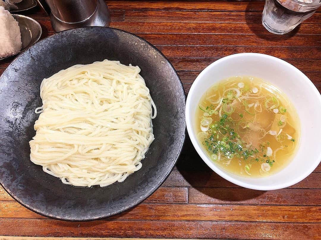 農海姫夏さんのインスタグラム写真 - (農海姫夏Instagram)「#進化 の塩つけ麺は"はるゆたか"という北海道産の希少な国産小麦が使われていてツルツルもちもちとした食感が特徴🍜 でてきた麺をみてビックリ。テカテカ輝いてました。 麺に昆布出し汁と 石川県輪島沖の海水を濃縮させた "わじまの水塩"が 絡んでいて食べると小麦の香りが🤤 美味しい食べ方は、 まずは麺だけで何もつけずに食べる。 次につけダレに麺を半分くらい浸して食べる。 最後にお好みで高知県四万十ぶしゅかんの果汁を少量麺に絡ませて食べる。 3回も違った味を楽しめる🥺！ ぶしゅかんってわたし初めてだったんだけど、 無農薬で育てた柑橘類の酢みかんらしいです！ 気付いたら、わたし進化のラーメン全種類制覇してました笑」12月13日 20時29分 - hina_noumi