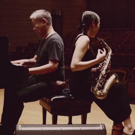矢野沙織のインスタグラム：「フルバージョンをYouTubeチャンネルにアップしました🙌 Lauraはとっても古い曲だけどほんとエモい曲🤭 チェックしてみてね  12/16は年内最後の公開ライブ！ 大阪Mr,Kelly's🎷18:00 open  そして来年のライブの一般発売情報も👀 YANO SAORI HOUSE OF JAXX 1/30 eplus LIVING ROOM CAFE & DINING 一般発売　12/14（土）12：00～」