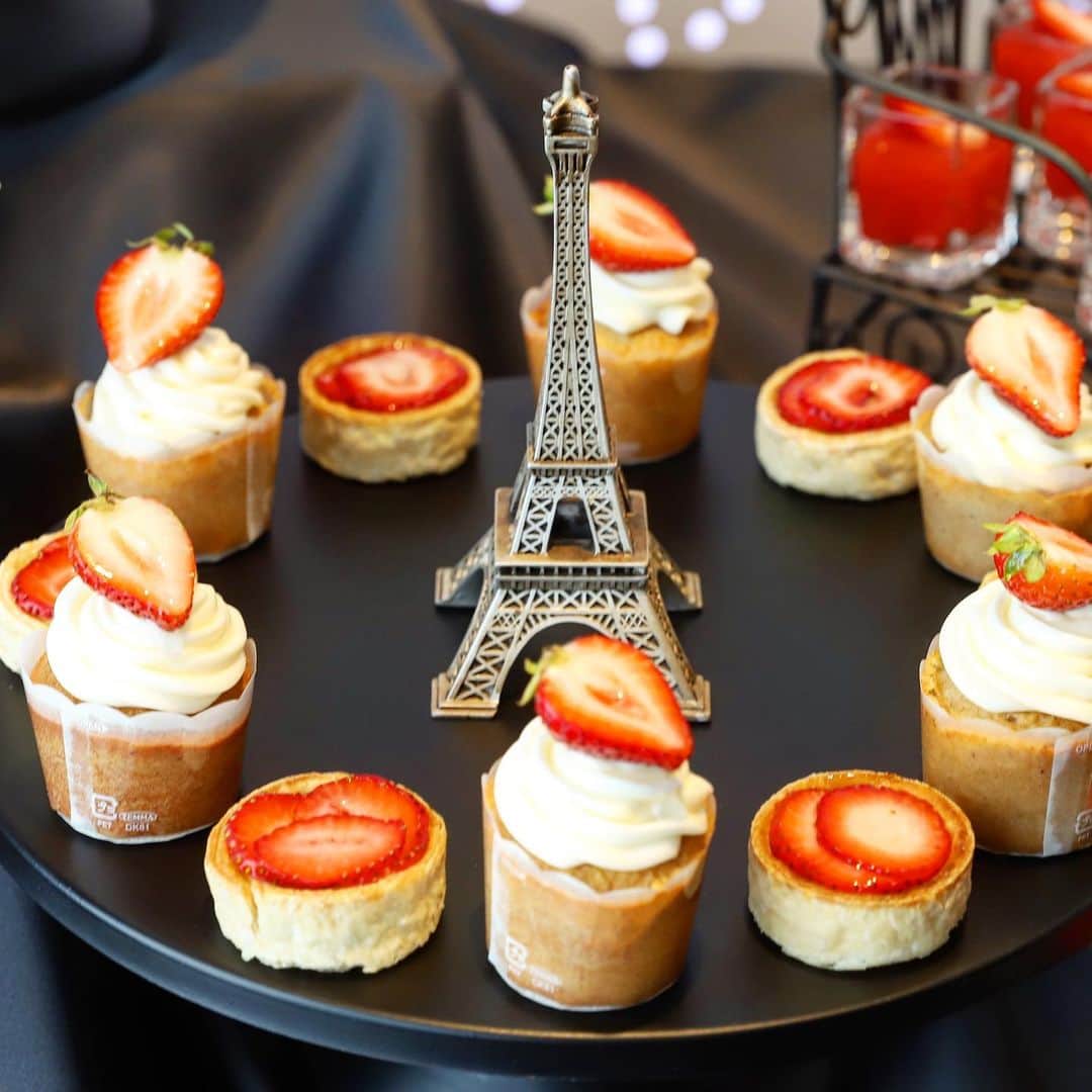 きょん。さんのインスタグラム写真 - (きょん。Instagram)「. .  atmos dining @conradosaka_jp  多くの方が 一度は夢見たであろう Paris time。  そんな理想の街 Parisの世界に触れつつ ストロベリースイーツビュッフェを楽しめる ＜Strawberry in Paris パリに恋して＞が 12月26日よりスタート🍓  凱旋門や オルセーの大時計を写した ストロベリーケーキなどなど Paris感溢れる ストロベリースイーツが 計20種勢揃い〜🇫🇷 event:12月26日(木)〜2020年5月6日(水)  #コンラッド大阪#コンラッドスイーツ #ストロベリースイーツビュッフェ #ストロベリースイーツ#ストロベリー #パリ#パリスイーツ#PR」12月13日 20時28分 - kyon_tokiiro