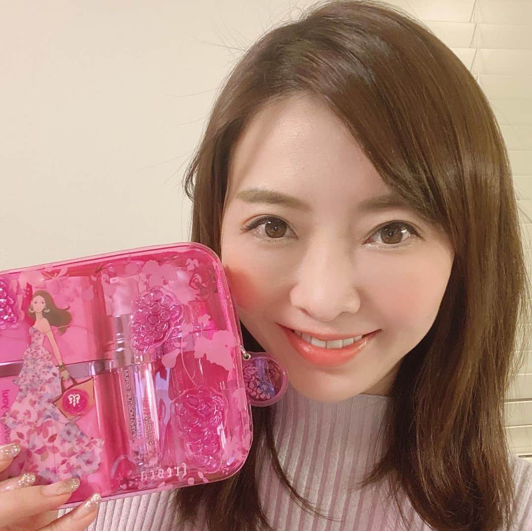 のインスタグラム：「大好きなフレスカの旅行セット✈️ お肌しっとりプルプルになるよ🥰 これで年末過ごそう💓  #フレスカ #fresca #frescaskin」