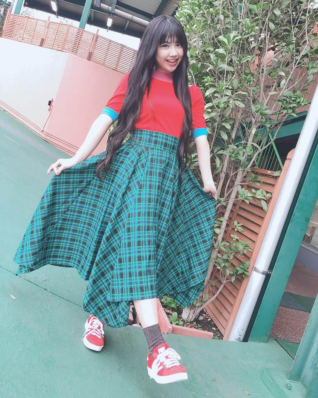 北川愛乃さんのインスタグラム写真 - (北川愛乃Instagram)「こんばんわぁ✨  #SKE48 26thシングル #ソーユートコあるよね ？ の衣装でーす❤️💚 私のことを思って この素敵なコーデを 考えて下さったことも 本当に嬉しいなぁ😭✨ よこにゃんカラーの ピンクと水色が入っていたり 右肩が少し開いていたり ロングスカートの形も変わっていて 素敵だなぁ(๑˃̵ᴗ˂̵)💗 2020年1月15日発売で 本日の‪26時台には JFN37局さん‬ ‪「やまだひさしの‬ ‪  ラジアンリミテッドF」にて‬ ‪OA解禁されます❣️‬ 良かったら、聴いて下さいね✨ よろしくお願いします🌼  #衣装 #グリーン #レッド #チェック #かわいい #いよいよ‪ #OA解禁 ‼️」12月13日 20時32分 - kitagawayoshino