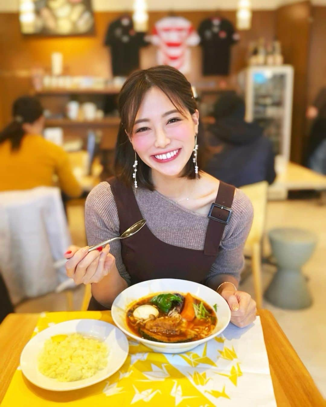 石井里奈さんのインスタグラム写真 - (石井里奈Instagram)「こんばんは☺️💕 . 今夜は里奈ログ😋🍛 . 札幌発のスープカレーのお店イエローカンパニーでスープカレーを🤤🍛 . 行列できてていつも気になってたので念願🥺❤️スープカレー初めて本格的なものを食べたけど、とっても美味しかった🥰❤️ . おいしいカレーをオシャレに撮ろうと思って、ふろしき百花店の風呂敷を敷いて写真を📸黄色の風呂敷でさらにおいしそうなカレーに🥺💕🍛 . リクルートがやっている日本の物づくりとデザインの価値や魅力を子供たちに伝えるチャリティープロジェクトなんだけど、購入するだけでチャリティーに繋がるの☺️✨ . 9日からリクルートの公式アカウント @recruit___official で風呂敷診断もできて、プレゼントも当たるキャンペーンもしてるので、ぜひチェックしてみてね❤️ . #りなまるグルメ #札幌グルメ #北海道グルメ #ご当地グルメ #yellowcompany #イエローカンパニー #スープカレー #カレー #カレーライス #curry #カレー好き #ふろしき百花店 #pr #風呂敷 #恵比寿ランチ #恵比寿カフェ #行列店 #札幌 #北海道 #hokkaido #sapporo #北海道旅行 #札幌ランチ #グルメ女子 #グルメ #food #instafood #カレー部 #curryrice #currystagram @guardian_garden @g8_gallery」12月13日 20時37分 - ri7tin1025