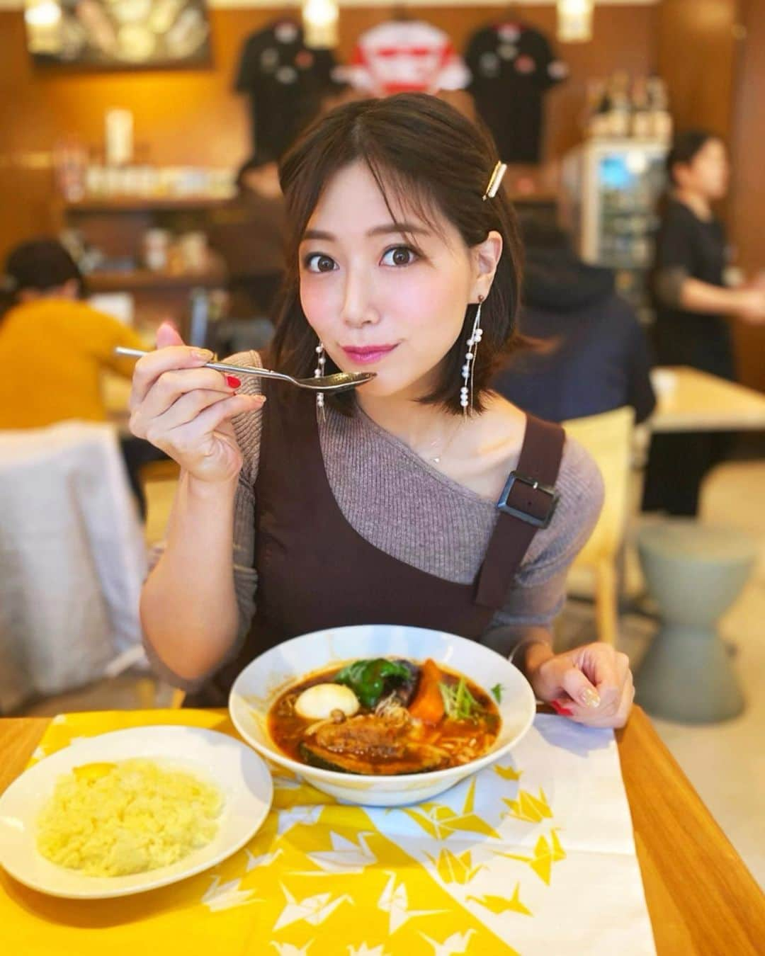 石井里奈さんのインスタグラム写真 - (石井里奈Instagram)「こんばんは☺️💕 . 今夜は里奈ログ😋🍛 . 札幌発のスープカレーのお店イエローカンパニーでスープカレーを🤤🍛 . 行列できてていつも気になってたので念願🥺❤️スープカレー初めて本格的なものを食べたけど、とっても美味しかった🥰❤️ . おいしいカレーをオシャレに撮ろうと思って、ふろしき百花店の風呂敷を敷いて写真を📸黄色の風呂敷でさらにおいしそうなカレーに🥺💕🍛 . リクルートがやっている日本の物づくりとデザインの価値や魅力を子供たちに伝えるチャリティープロジェクトなんだけど、購入するだけでチャリティーに繋がるの☺️✨ . 9日からリクルートの公式アカウント @recruit___official で風呂敷診断もできて、プレゼントも当たるキャンペーンもしてるので、ぜひチェックしてみてね❤️ . #りなまるグルメ #札幌グルメ #北海道グルメ #ご当地グルメ #yellowcompany #イエローカンパニー #スープカレー #カレー #カレーライス #curry #カレー好き #ふろしき百花店 #pr #風呂敷 #恵比寿ランチ #恵比寿カフェ #行列店 #札幌 #北海道 #hokkaido #sapporo #北海道旅行 #札幌ランチ #グルメ女子 #グルメ #food #instafood #カレー部 #curryrice #currystagram @guardian_garden @g8_gallery」12月13日 20時37分 - ri7tin1025