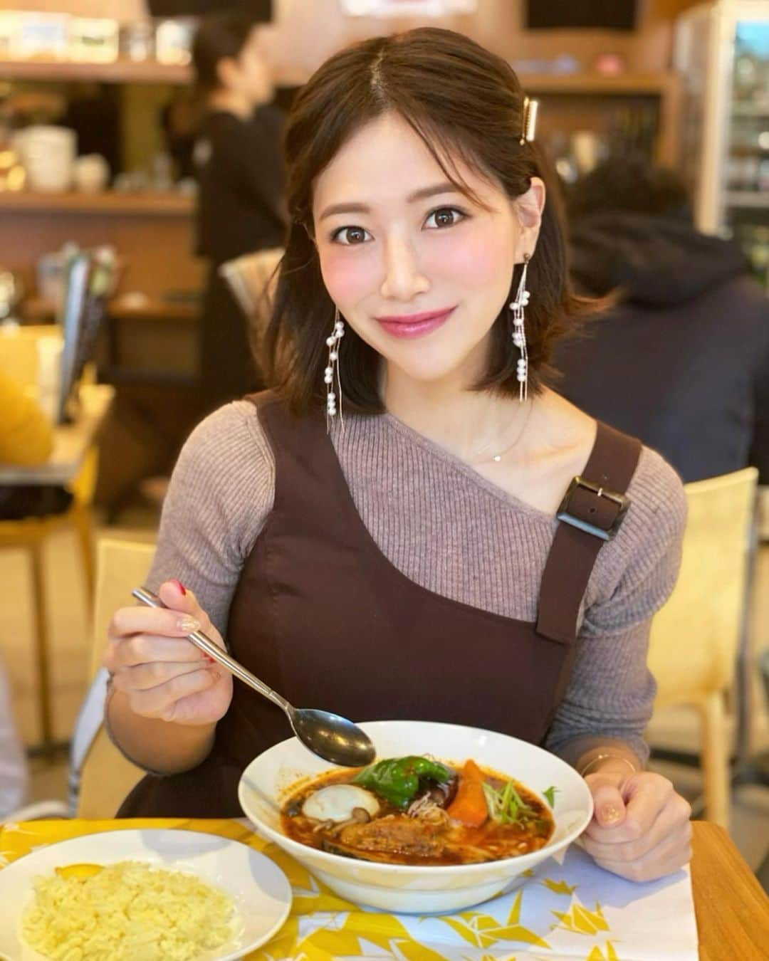 石井里奈さんのインスタグラム写真 - (石井里奈Instagram)「こんばんは☺️💕 . 今夜は里奈ログ😋🍛 . 札幌発のスープカレーのお店イエローカンパニーでスープカレーを🤤🍛 . 行列できてていつも気になってたので念願🥺❤️スープカレー初めて本格的なものを食べたけど、とっても美味しかった🥰❤️ . おいしいカレーをオシャレに撮ろうと思って、ふろしき百花店の風呂敷を敷いて写真を📸黄色の風呂敷でさらにおいしそうなカレーに🥺💕🍛 . リクルートがやっている日本の物づくりとデザインの価値や魅力を子供たちに伝えるチャリティープロジェクトなんだけど、購入するだけでチャリティーに繋がるの☺️✨ . 9日からリクルートの公式アカウント @recruit___official で風呂敷診断もできて、プレゼントも当たるキャンペーンもしてるので、ぜひチェックしてみてね❤️ . #りなまるグルメ #札幌グルメ #北海道グルメ #ご当地グルメ #yellowcompany #イエローカンパニー #スープカレー #カレー #カレーライス #curry #カレー好き #ふろしき百花店 #pr #風呂敷 #恵比寿ランチ #恵比寿カフェ #行列店 #札幌 #北海道 #hokkaido #sapporo #北海道旅行 #札幌ランチ #グルメ女子 #グルメ #food #instafood #カレー部 #curryrice #currystagram @guardian_garden @g8_gallery」12月13日 20時37分 - ri7tin1025