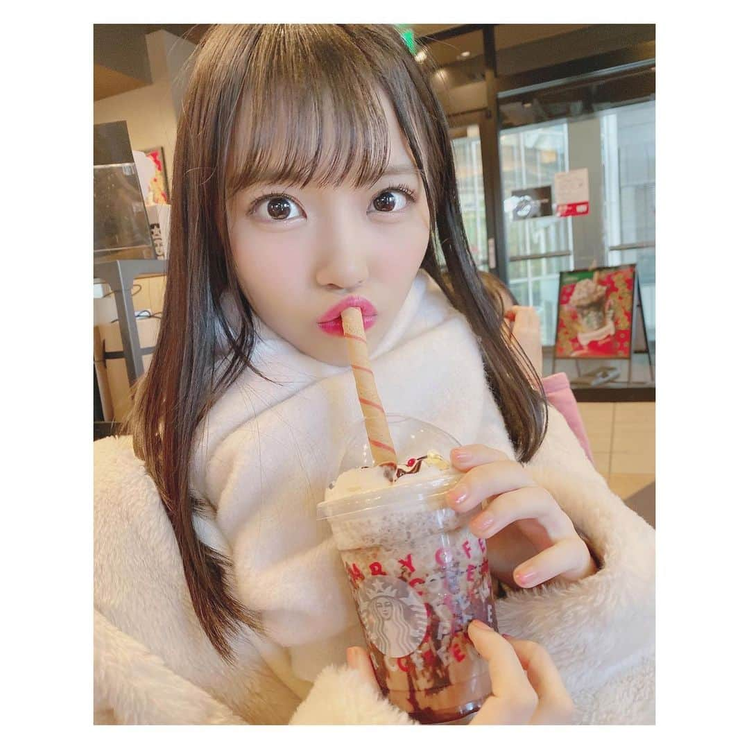 岩田陽菜さんのインスタグラム写真 - (岩田陽菜Instagram)「ポテチとチョコってあう！！！🍫🥔💕﻿ ﻿ ﻿ #スタバ#スターバックス#starbucks#スタバ新作#チョコレート#chocolate#ポテチ#じゃがいも#美味しい#sweets#sweet﻿ #クッキー#cookie#ストロー﻿ #もこもこ#冬#マフラー#winter#ストレート﻿ ﻿」12月13日 20時46分 - hina_naso_stu48