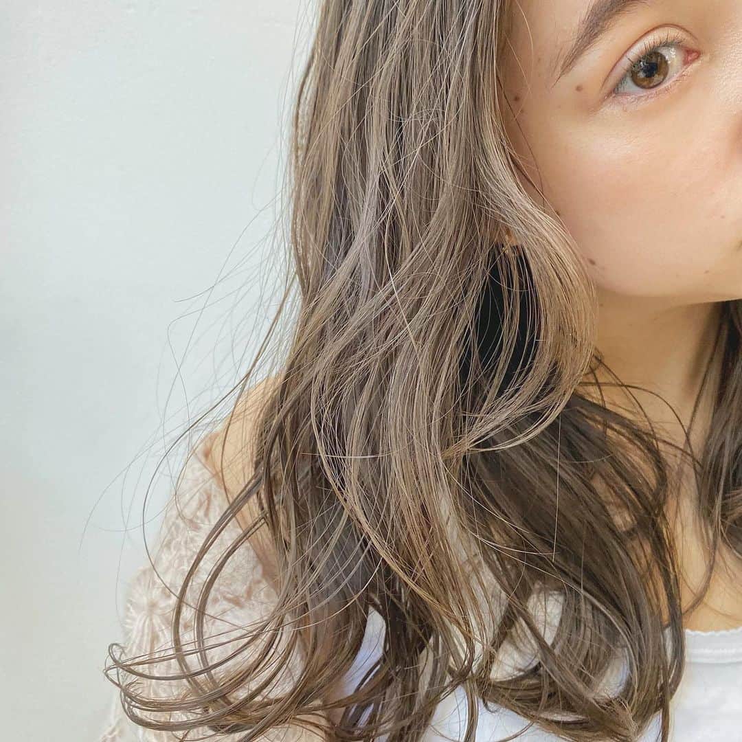 のインスタグラム：「* * わたしって日に当たるとこんなに明るいのね #地毛」