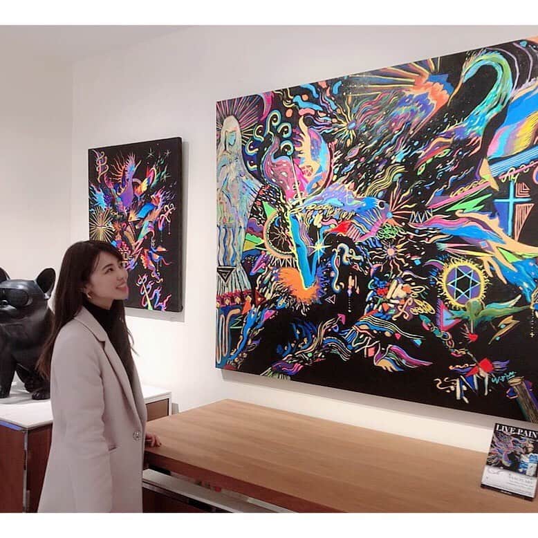 のインスタグラム：「表参道にある @andcollection_official で開催された『荻野綱久 LIVE PAINT』を見てきたよ🎨 . ペイントライブの様子はストーリーにもあげたから見てみて😄 . 黒のキャンパスに蛍光色で描かれるアートで、音に合わせて躍動感がある作品だったよ♪ . アンドコレクションではアートの販売もしてるからお気に入りのアートと出会った時にはサイトから購入する事ができるよ🎨✨ . #andcollection #荻野綱久 #アンドコレクション #PR #art #paint #painting」