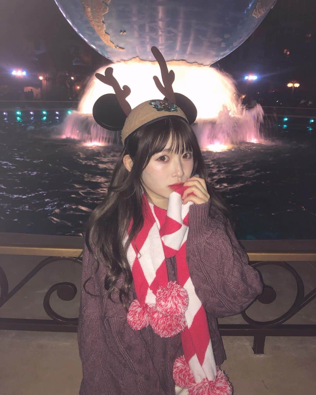 青木菜花のインスタグラム：「.﻿ .﻿ 隠れミッキーどーこだ！！！🐭﻿ .﻿ .﻿ #ディズニー #ディズニーシー #ディズニーコーデ #東京ディズニーシー #イヤーハット #隠れミッキー #プルート #ミッキー #地球儀 #disney #disneysea #トナカイ #クリスマス #クリスマスディズニー #冬服コーデ #ニットコーデ #instagood #instafashion #instalike #instalove #l4l #f4f」
