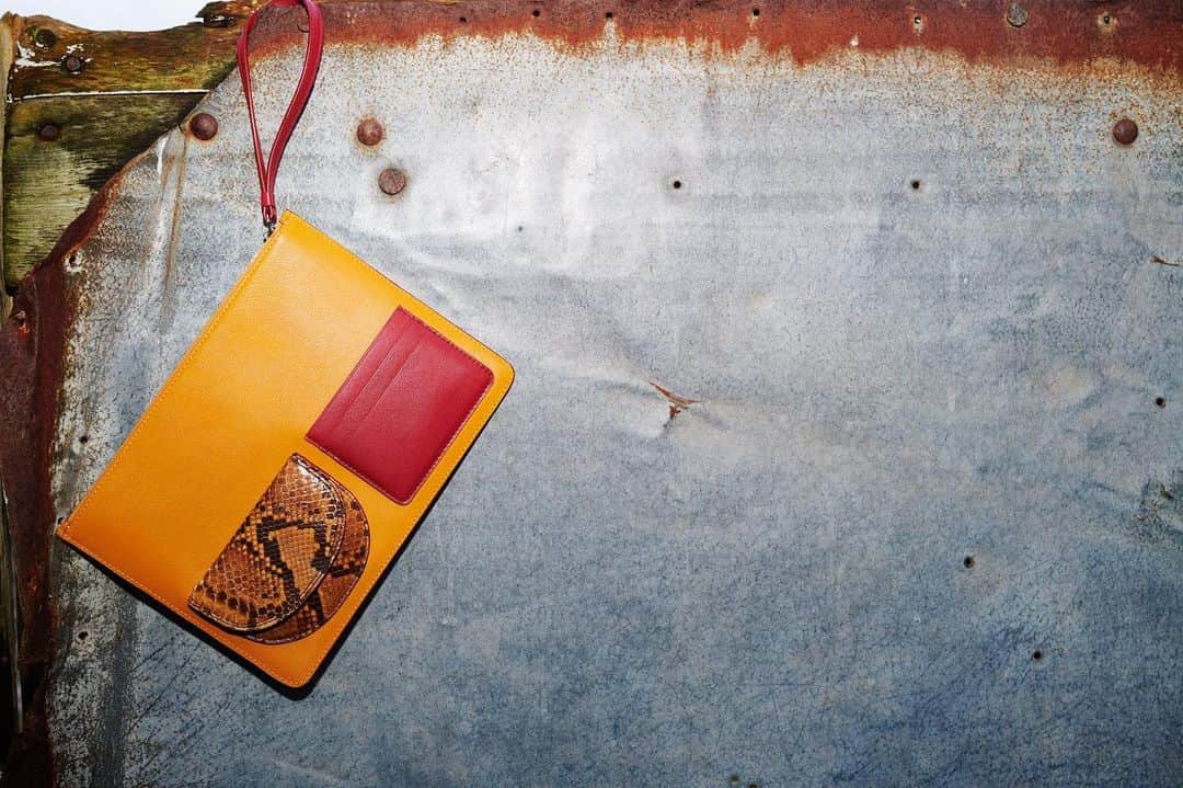のインスタグラム：「Finishing touches  This envelope style Zip Pouch with wrist strap is a great multi-purpose pouch that is beautiful enough to be carried as a clutch. Its simple design allows for fuss-free use this party season!  Discover more on our gift guide online now. 📷 @_hugoscott」